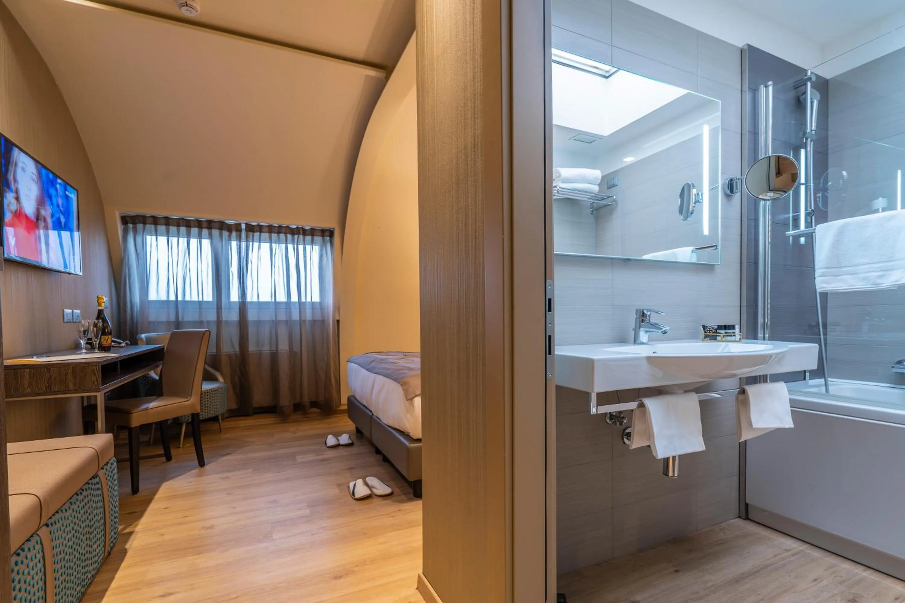 Photo of the whole room in Smart Hotel Holiday