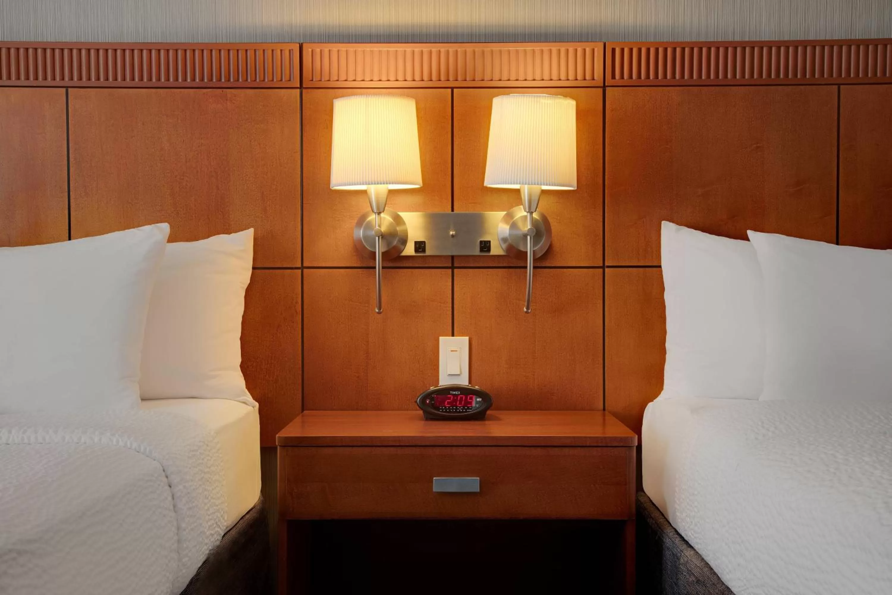 Deluxe Queen Room with Two Queen Beds - Hearing Accessible in Courtyard Cleveland Beachwood