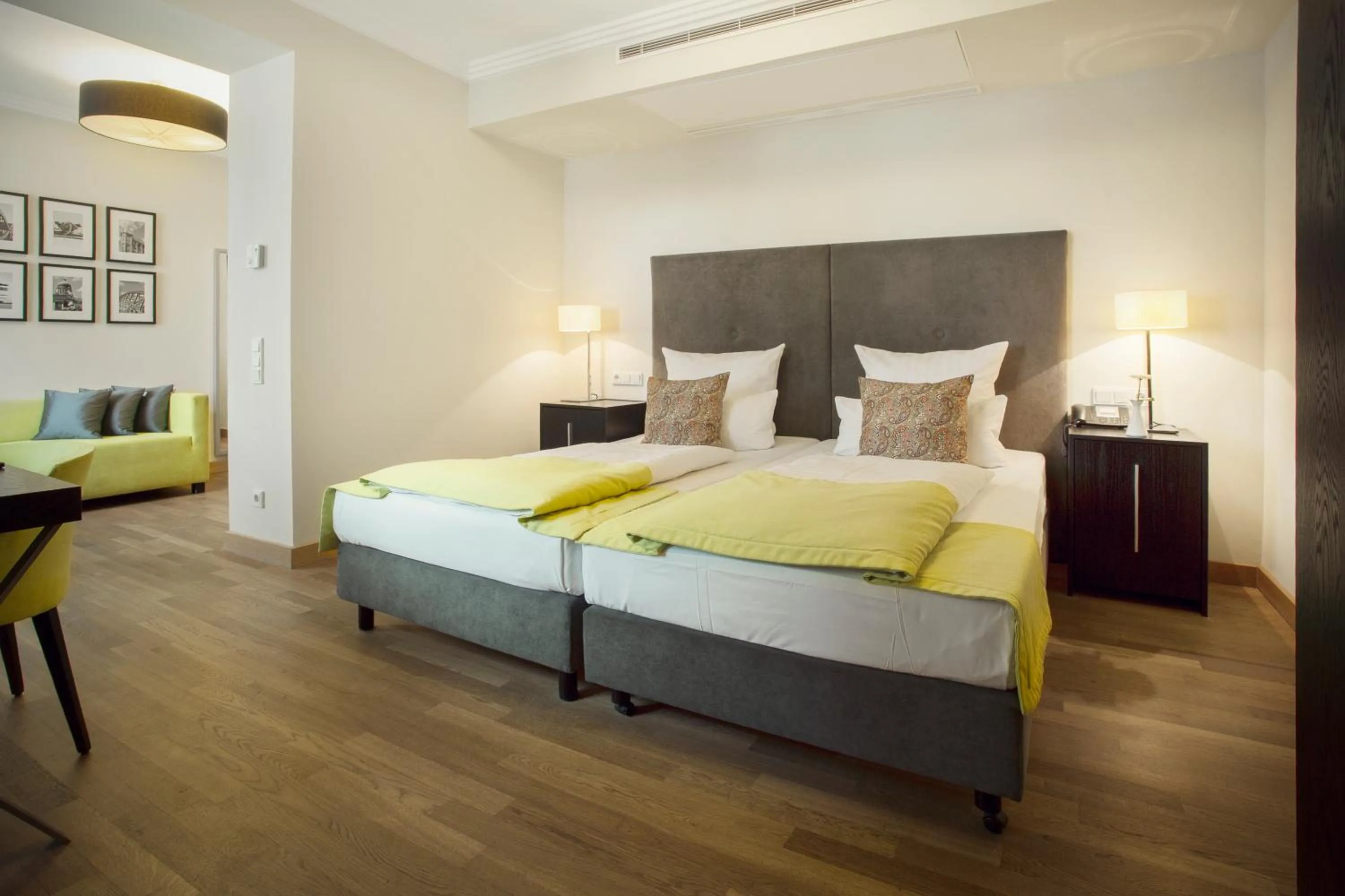 Living room, Bed in Hotel Hamburger Hof