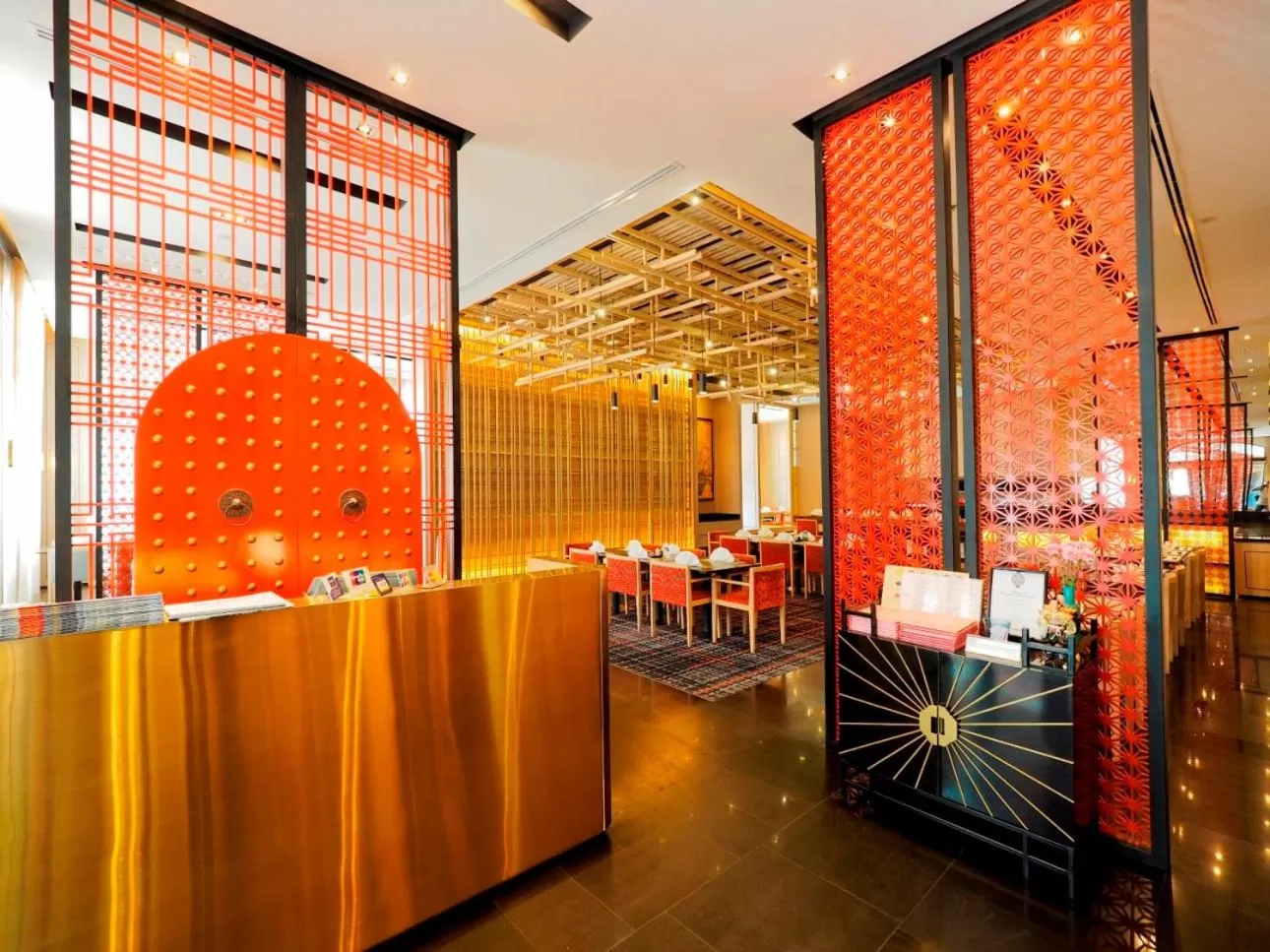 Restaurant/places to eat in Chatrium Hotel Royal Lake Yangon