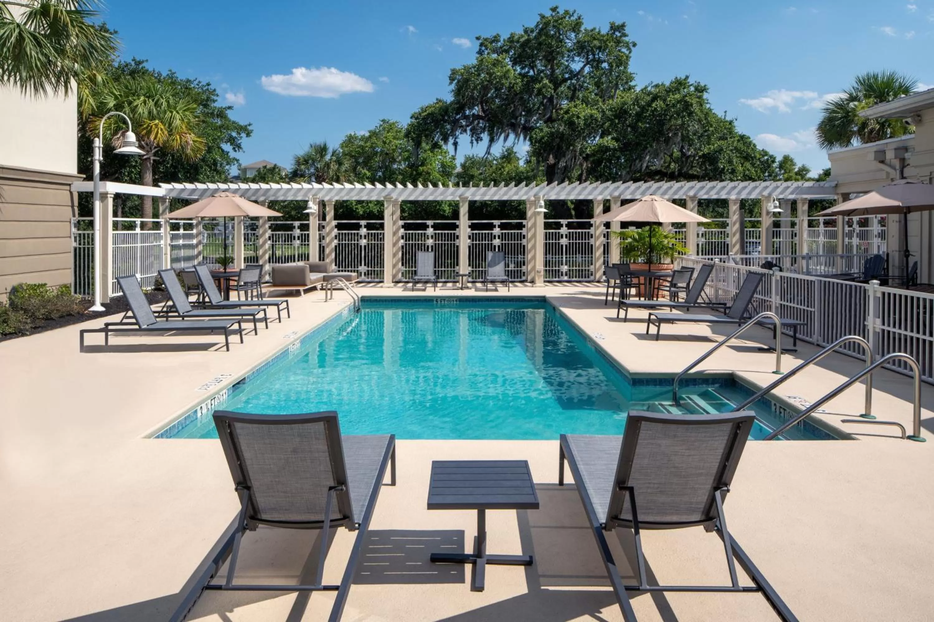 Swimming pool in Residence Inn Charleston Riverview