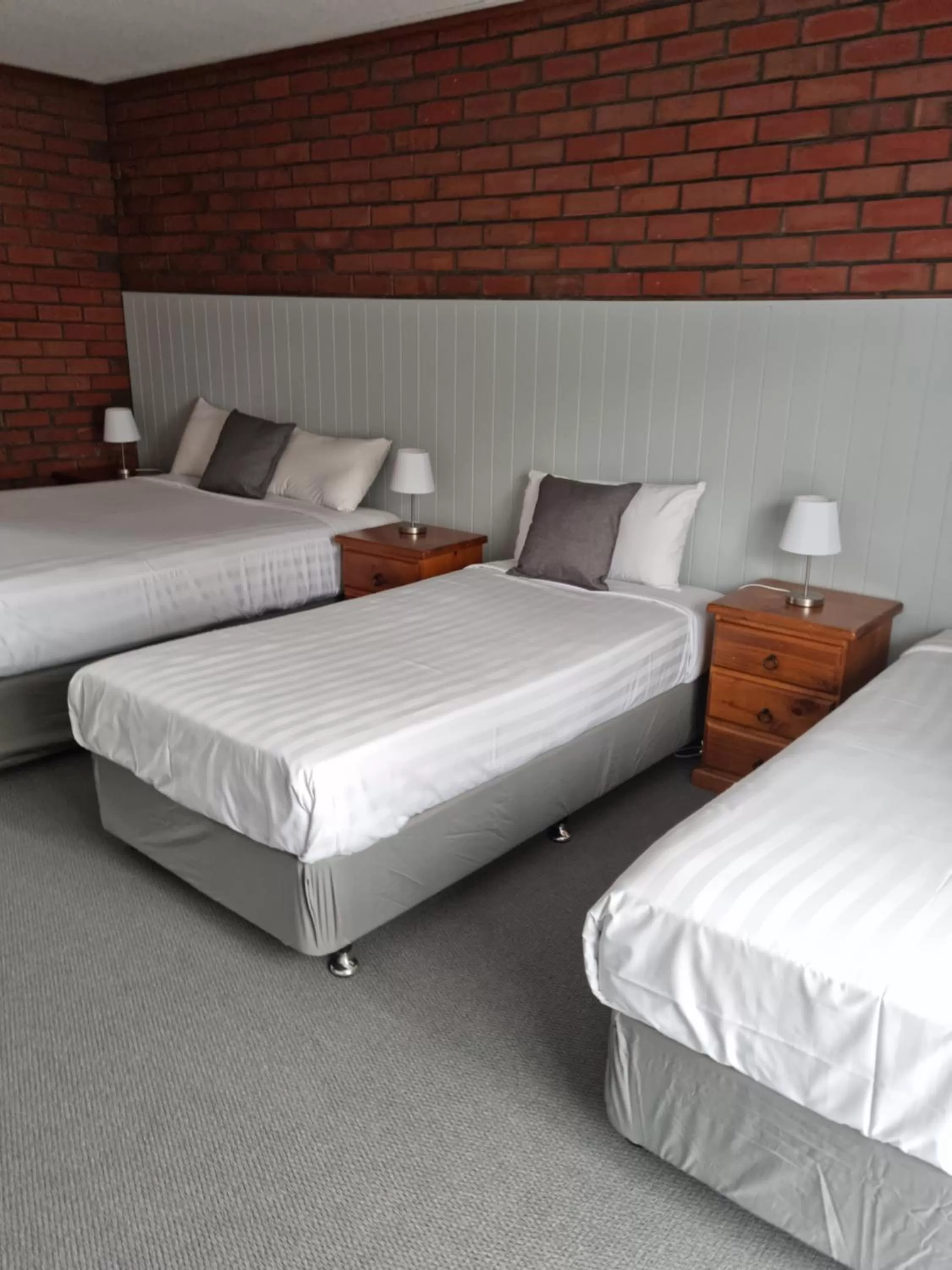 Bed in Mid City Plantation Motel