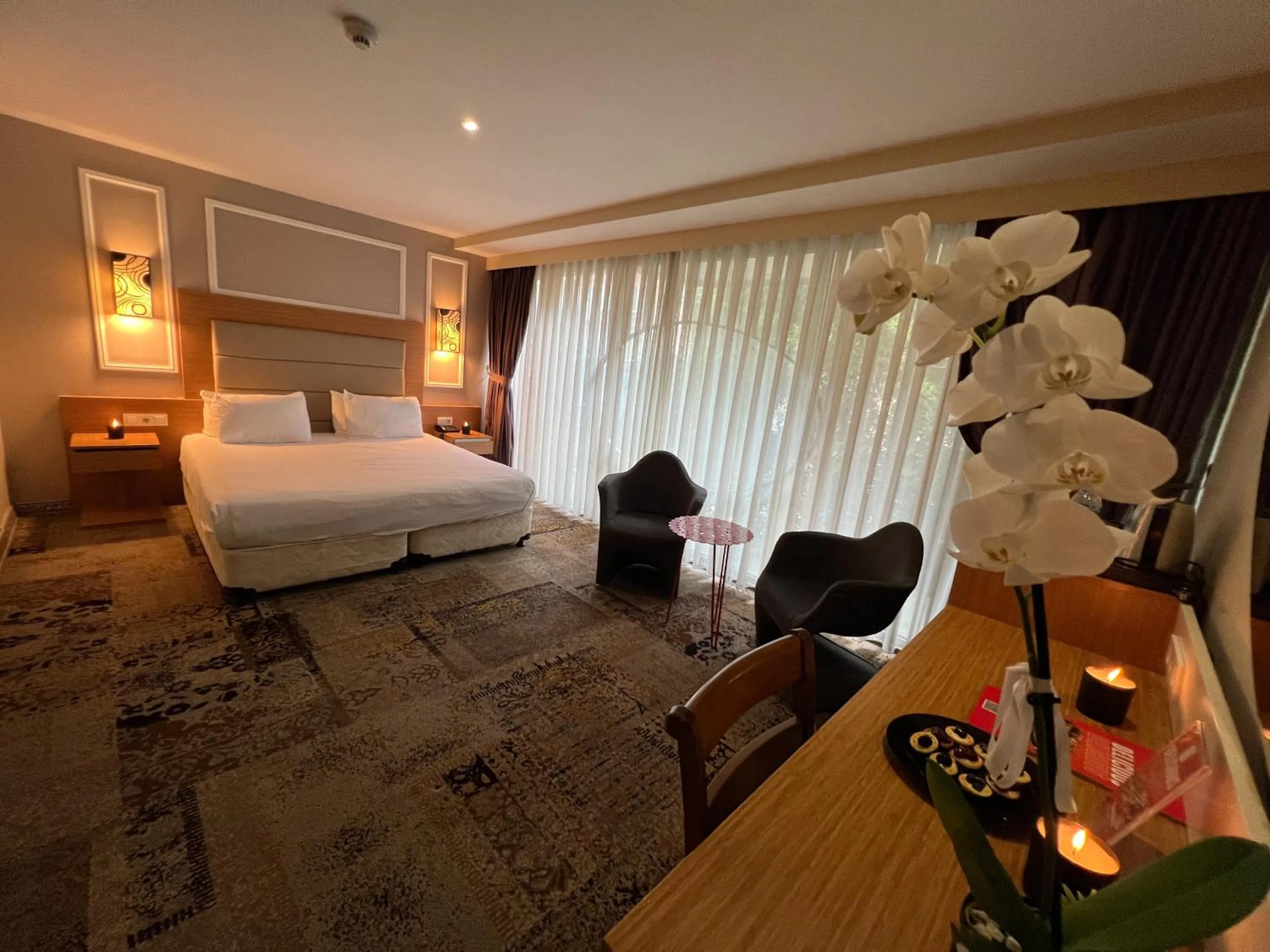 Bedroom, Bed in All Seasons Hotel