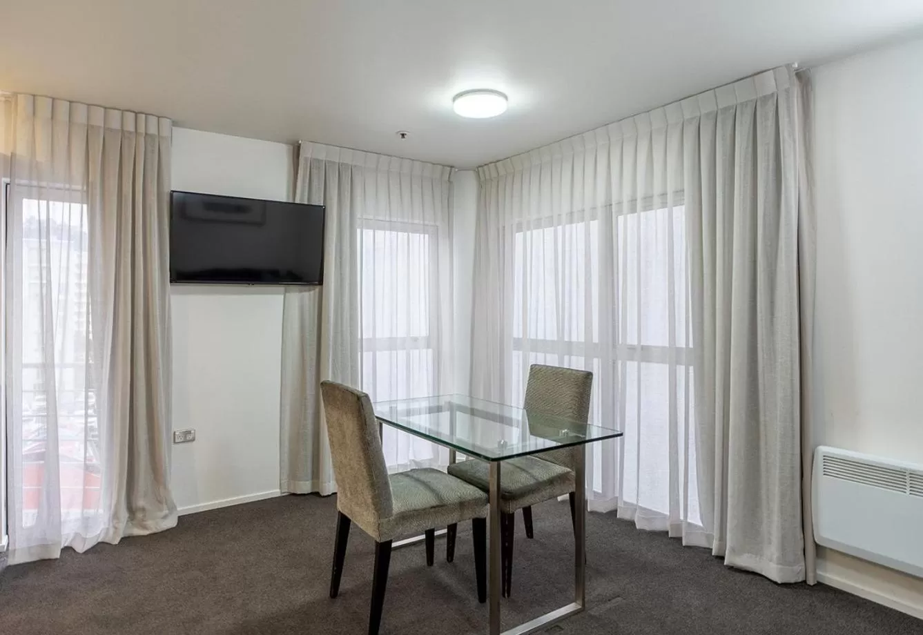 Dining area in Mercure Wellington Central City Hotel and Apartments