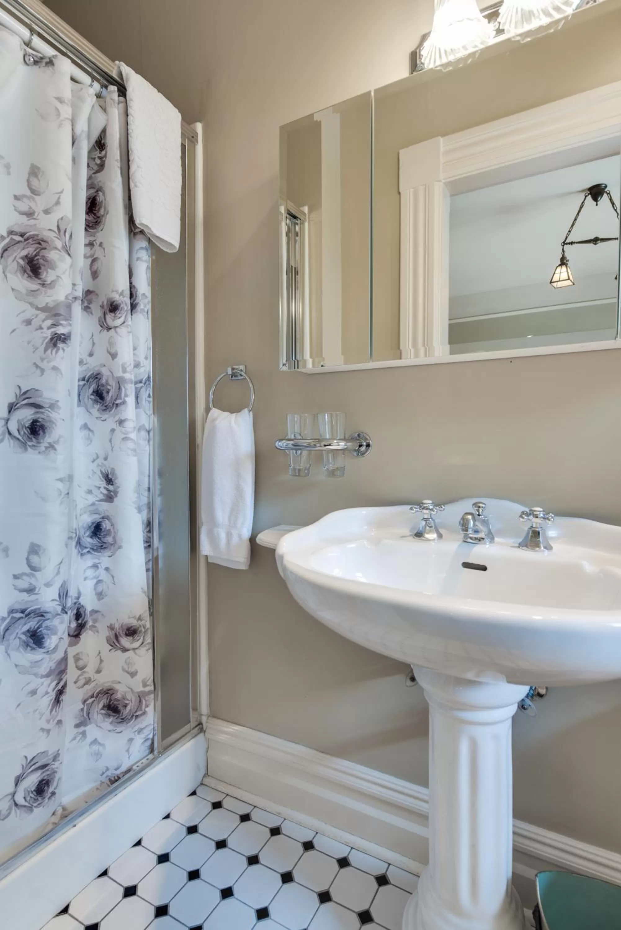 Shower in O Canada House Bed & Breakfast