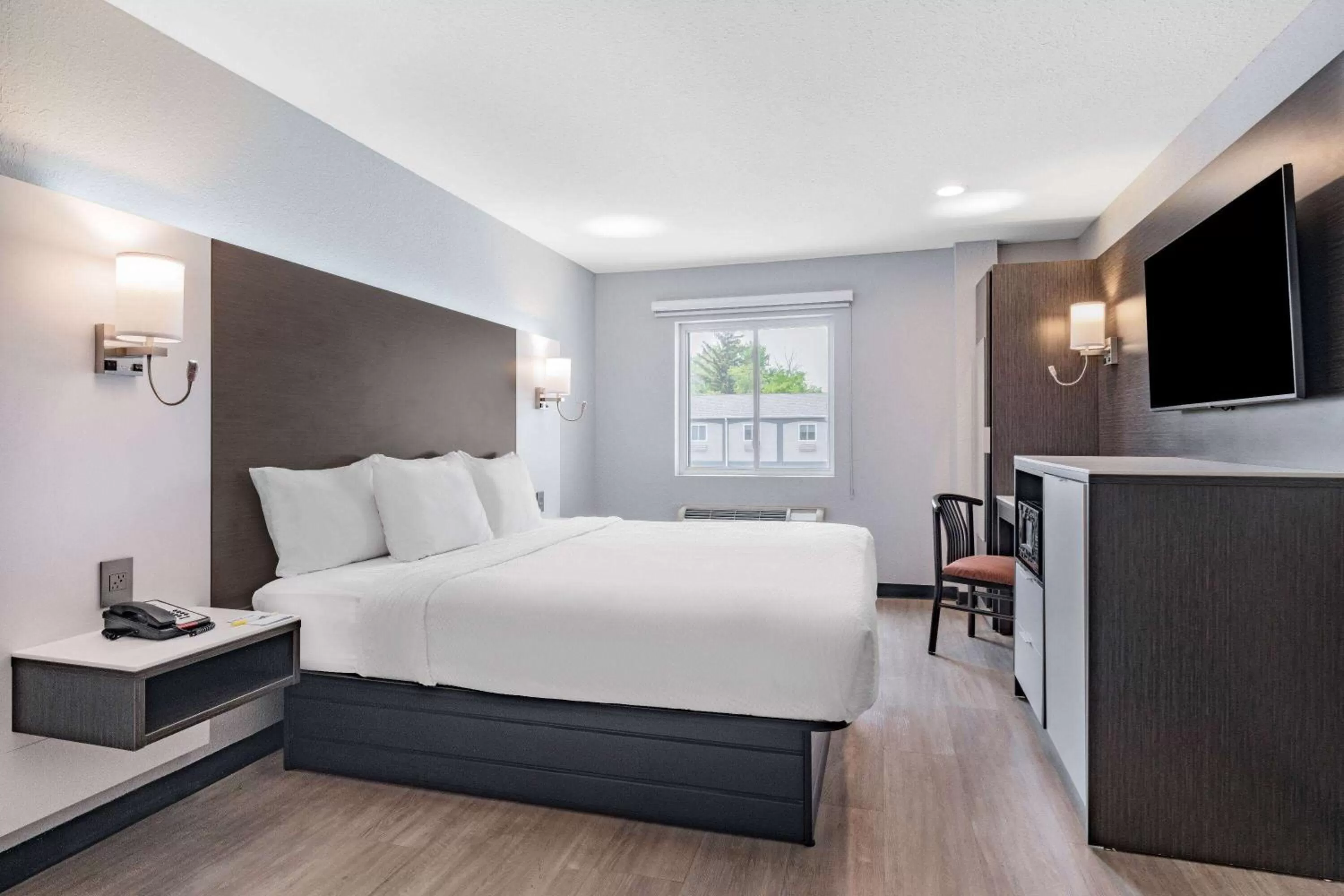 Photo of the whole room, Bed in Days Inn & Suites by Wyndham Niagara Falls/Buffalo