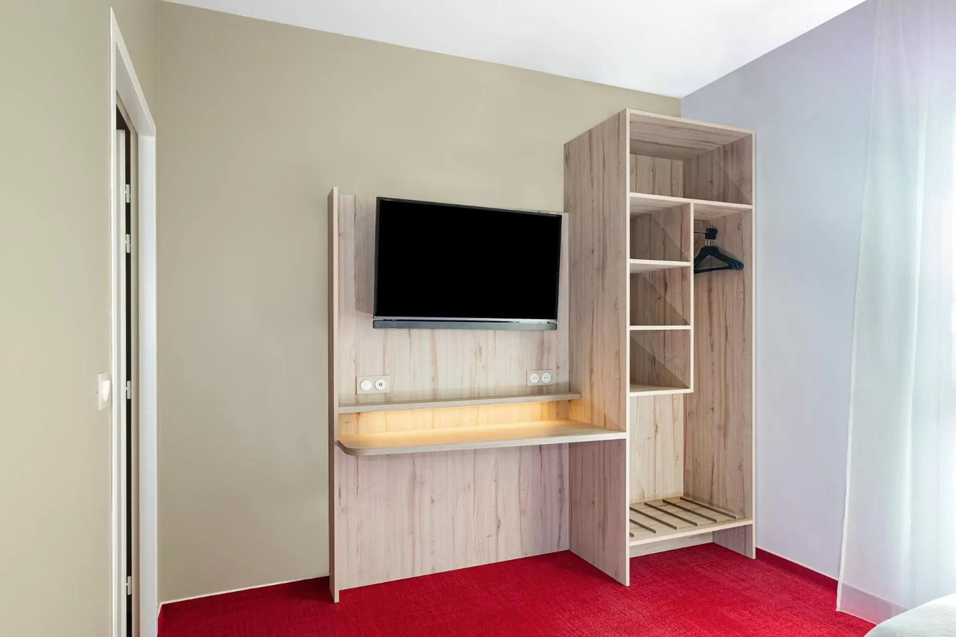 TV and multimedia in The Originals City, Hôtel Acadine, Pont-Audemer