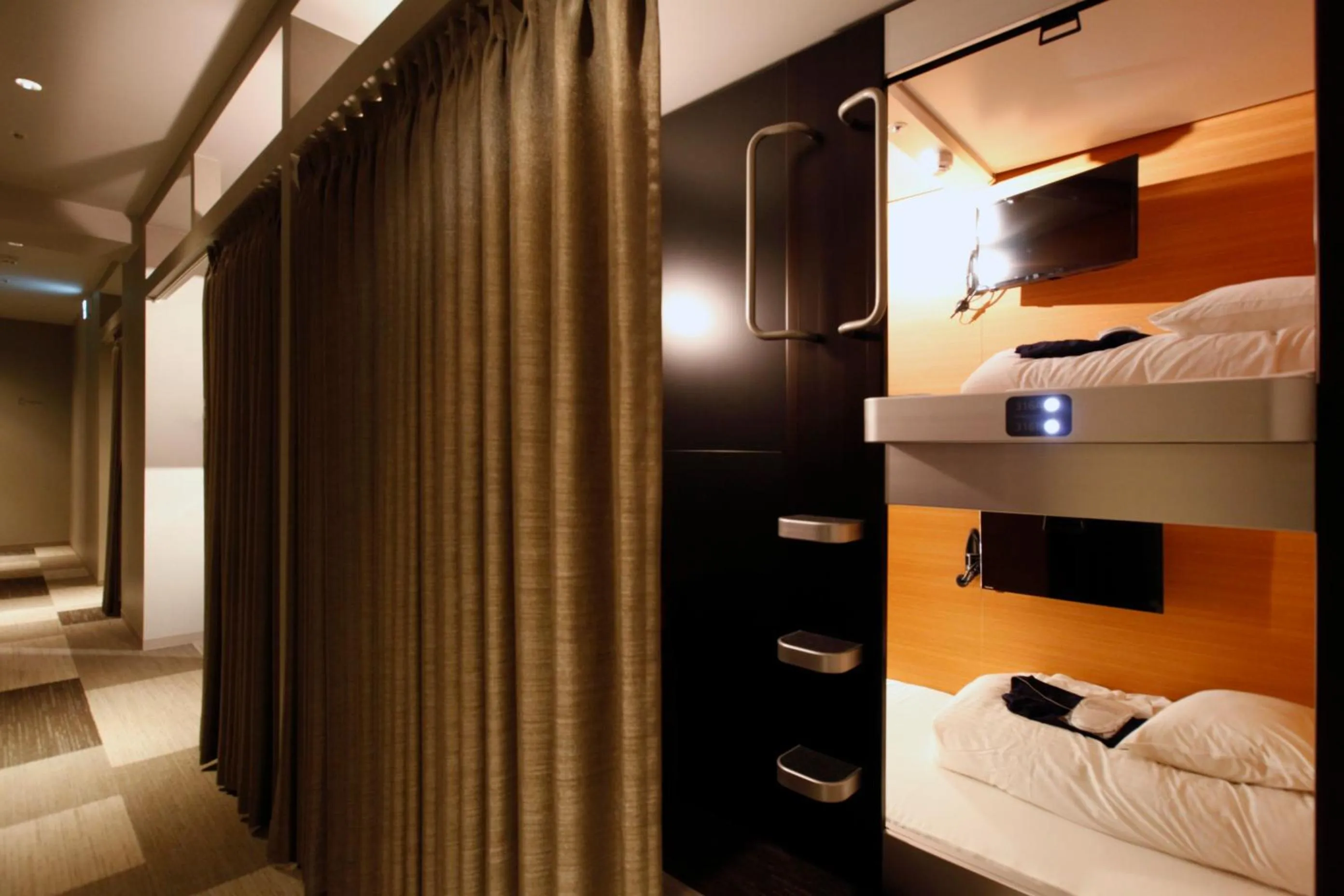 Photo of the whole room, Bed in Gardens Cabin