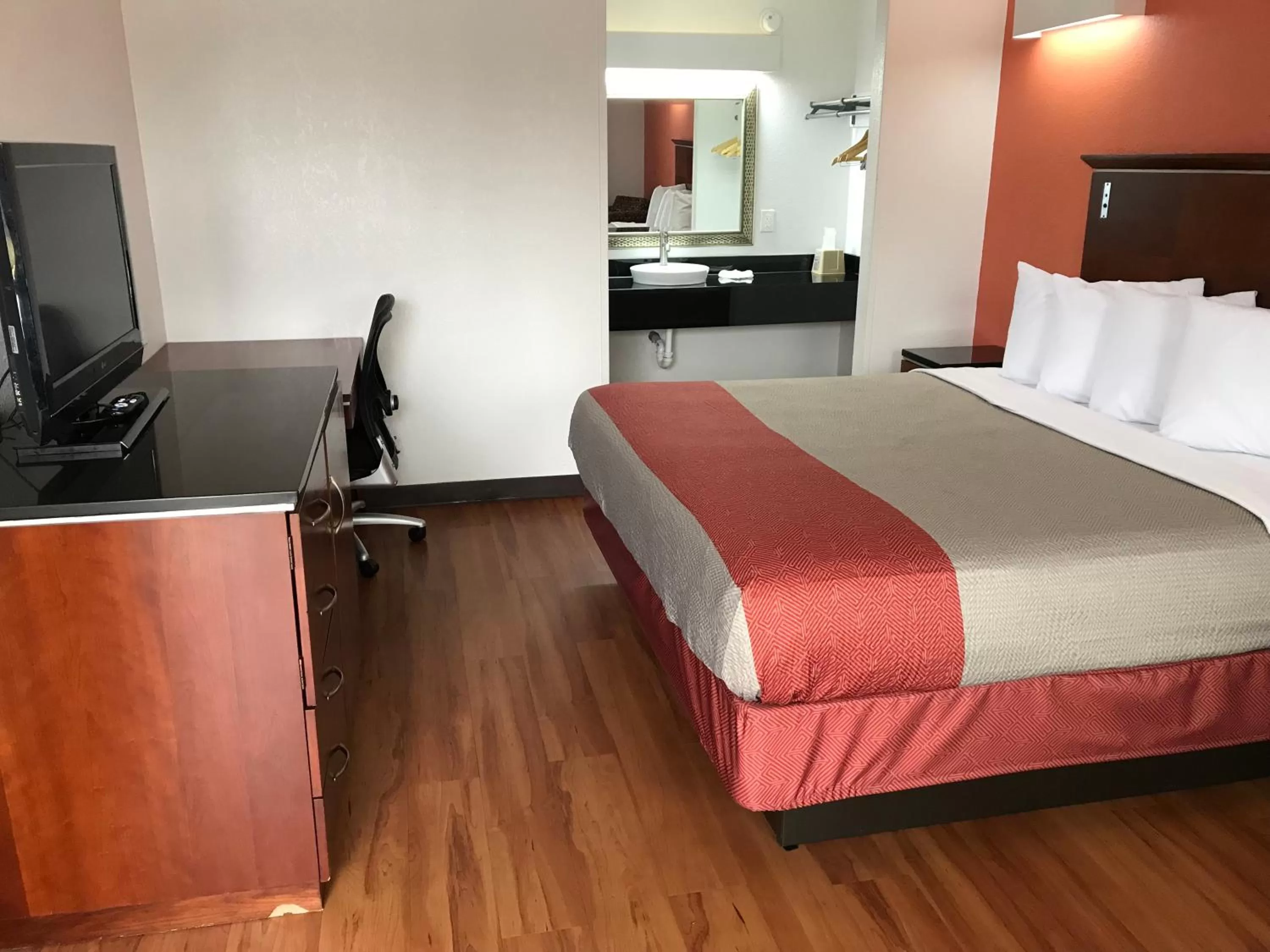 Bed in Motel 6-Alma, AR