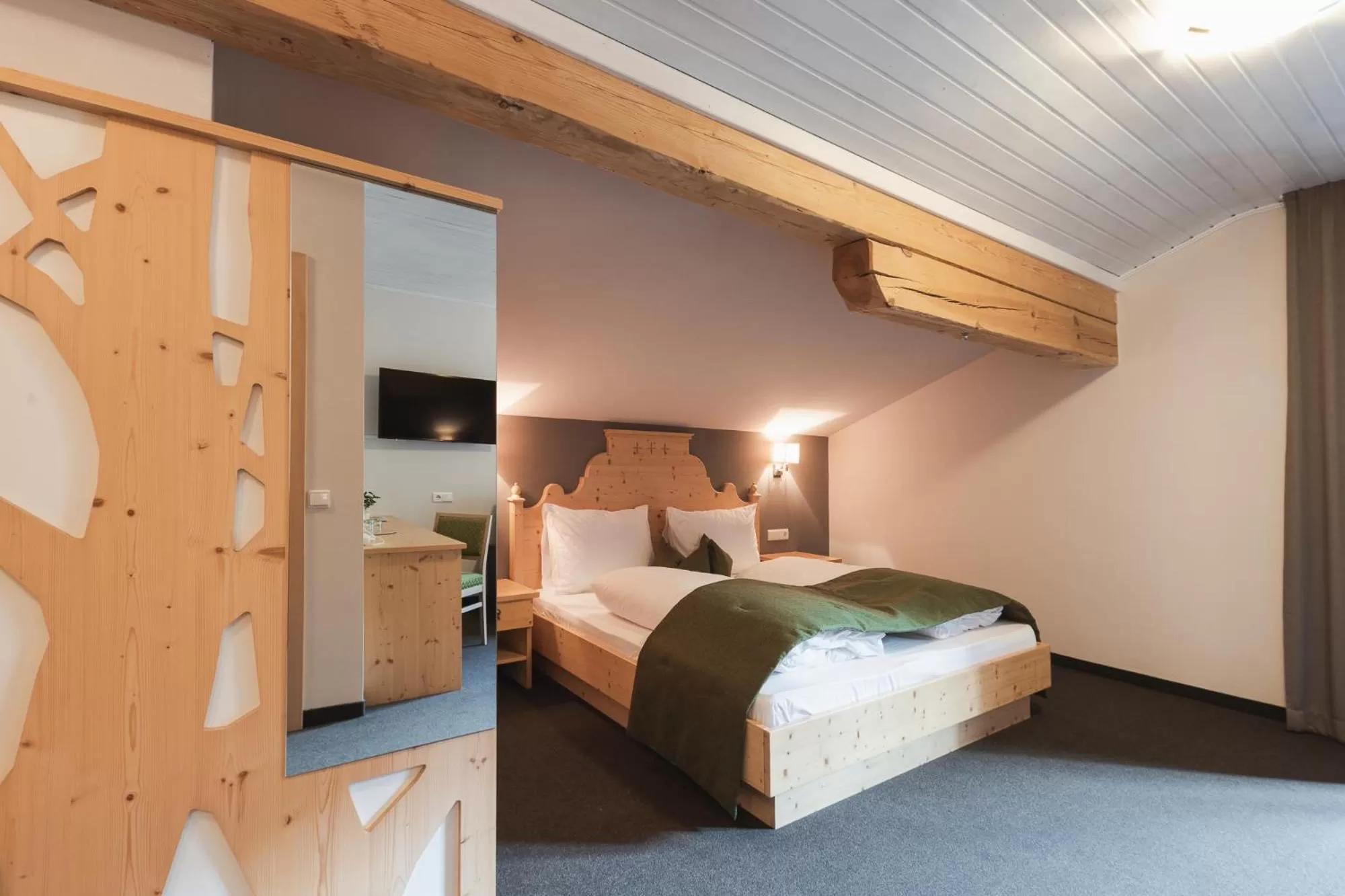 Staff, Bed in Hotel Kesslwirt