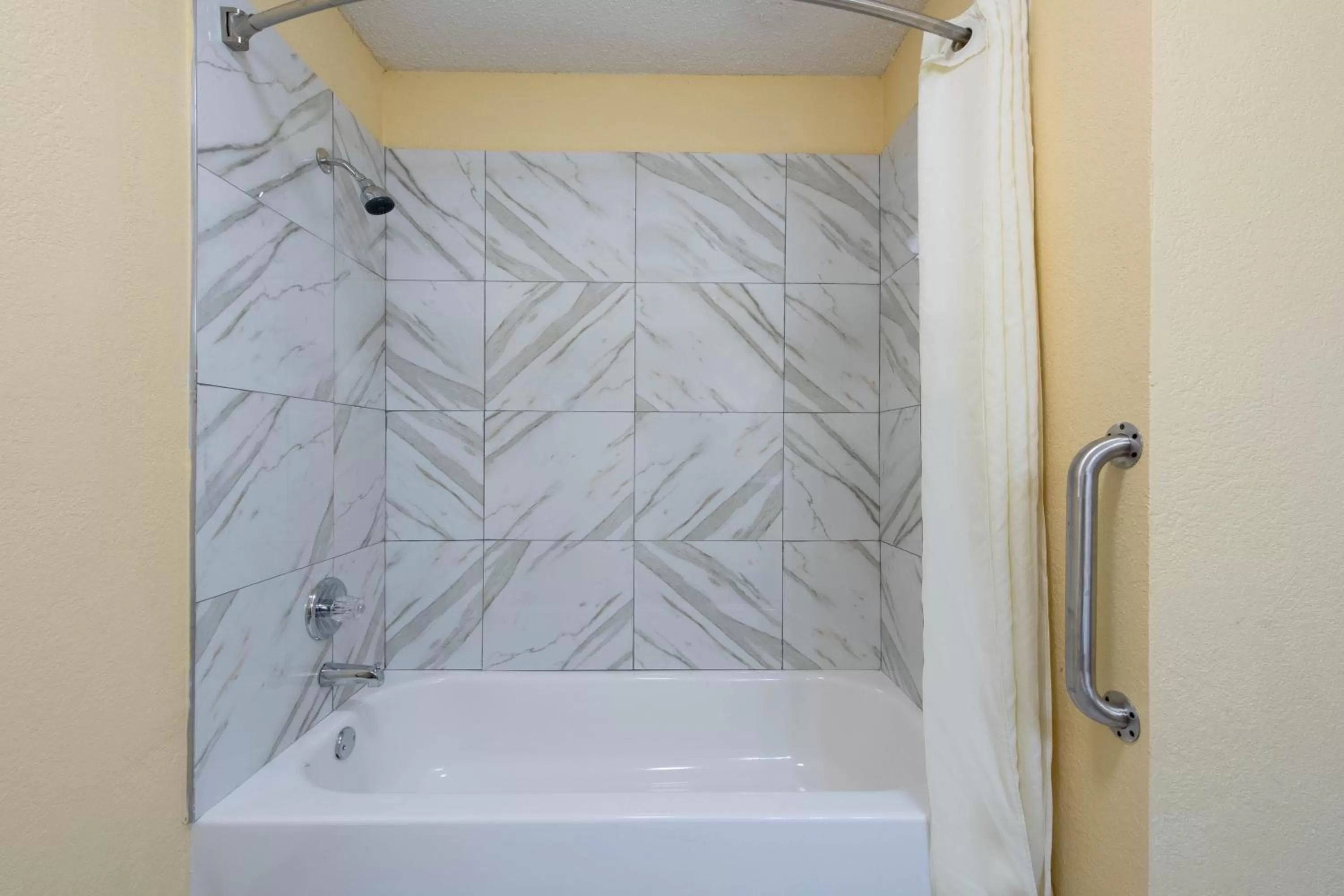 Bed in Days Inn by Wyndham Salem, Illinois