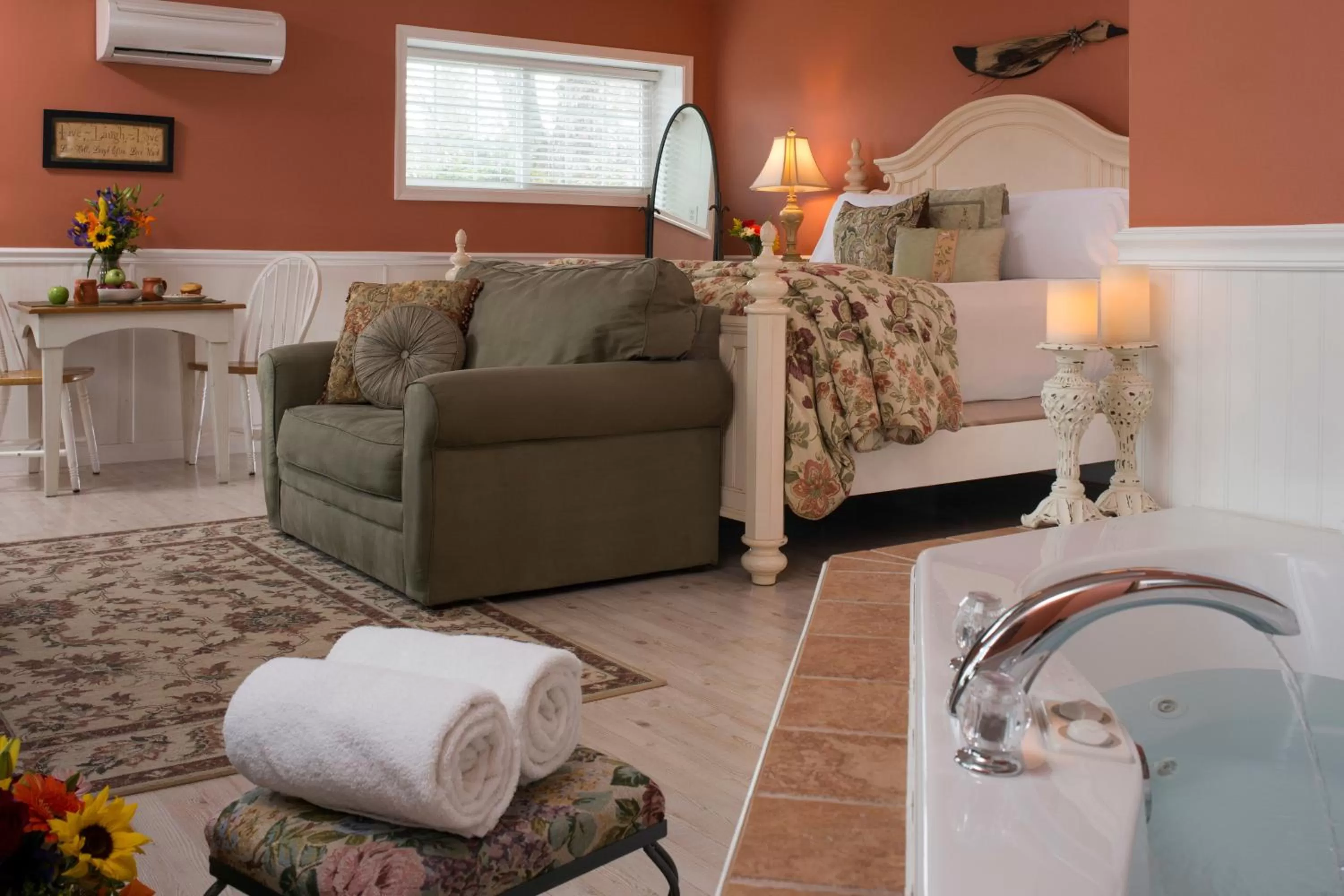 Bedroom in 1825 Inn Bed and Breakfast