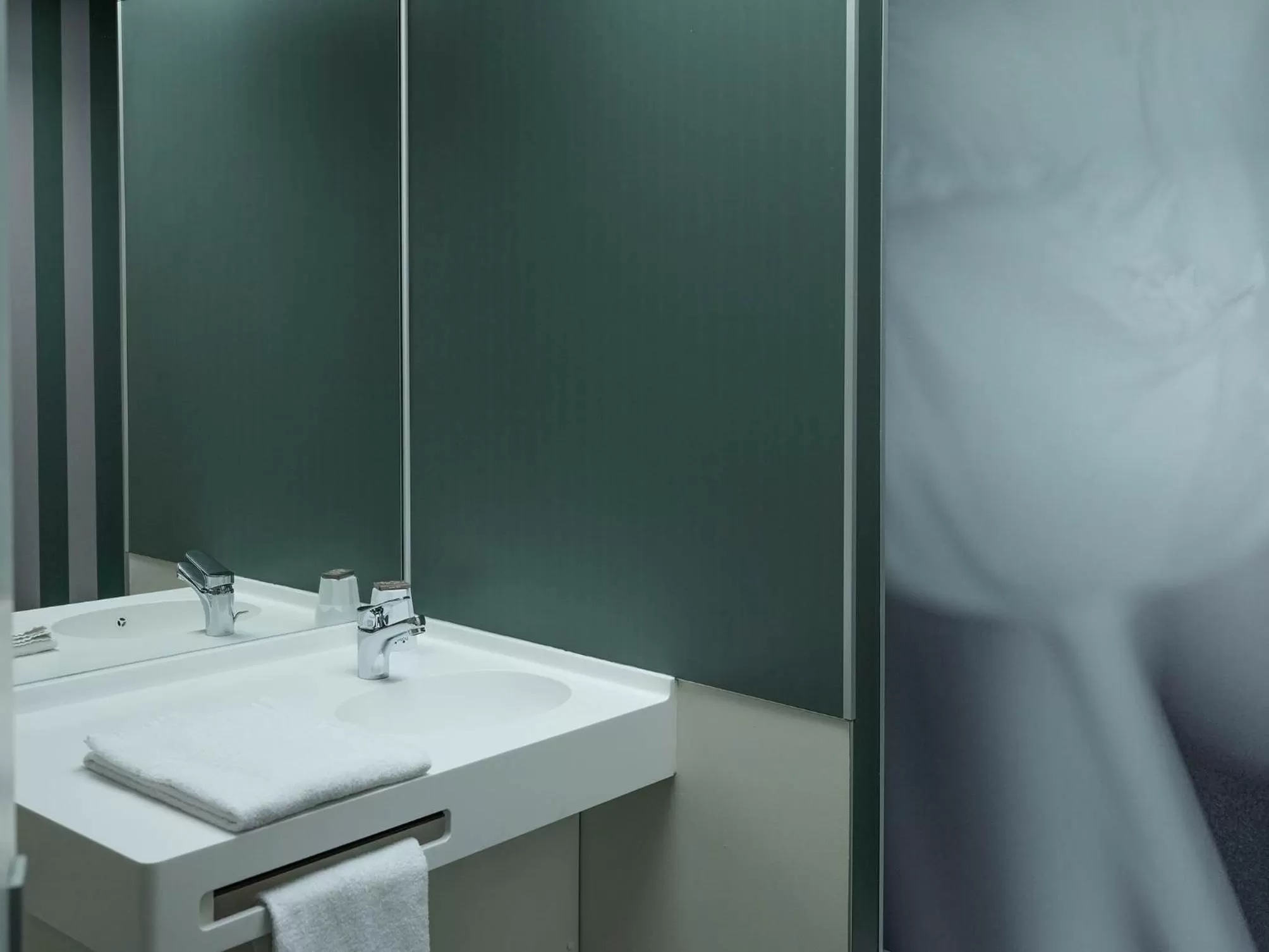 Shower in Logis Hôtel de l'Europe