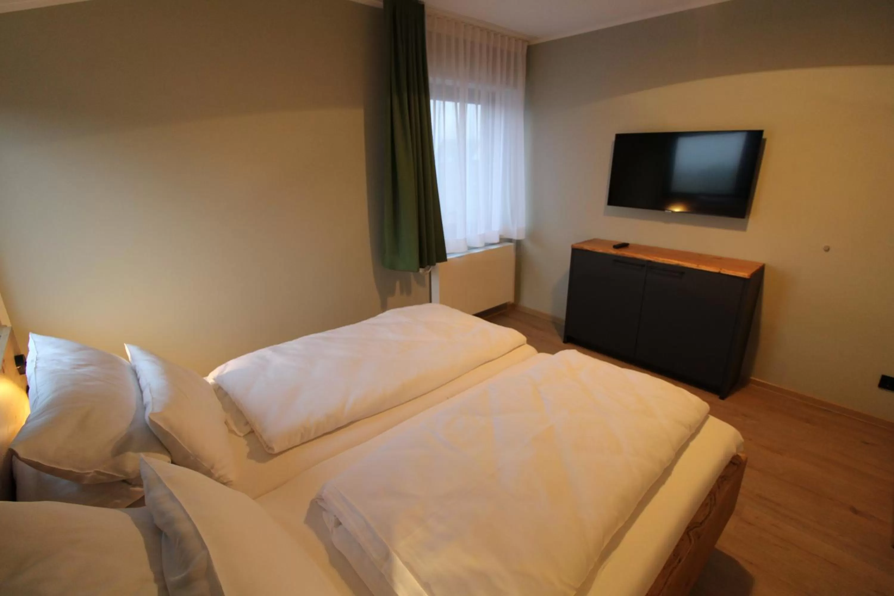 Bed in DER Hirsch Hotel