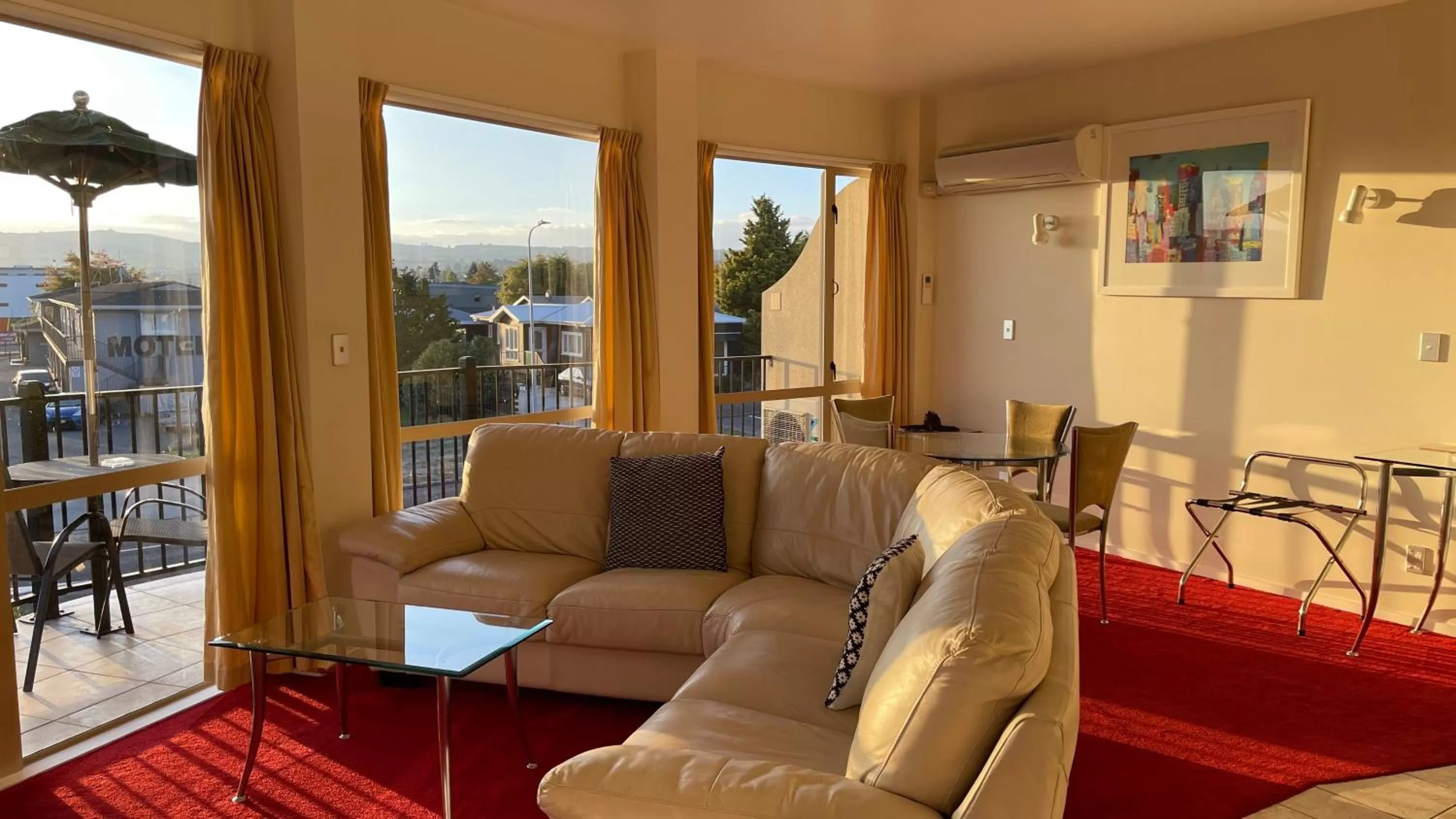 Living room in Chantillys Motor Lodge