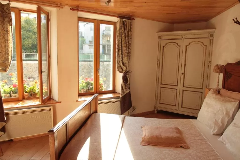 Bedroom, Bed in Golden Lion