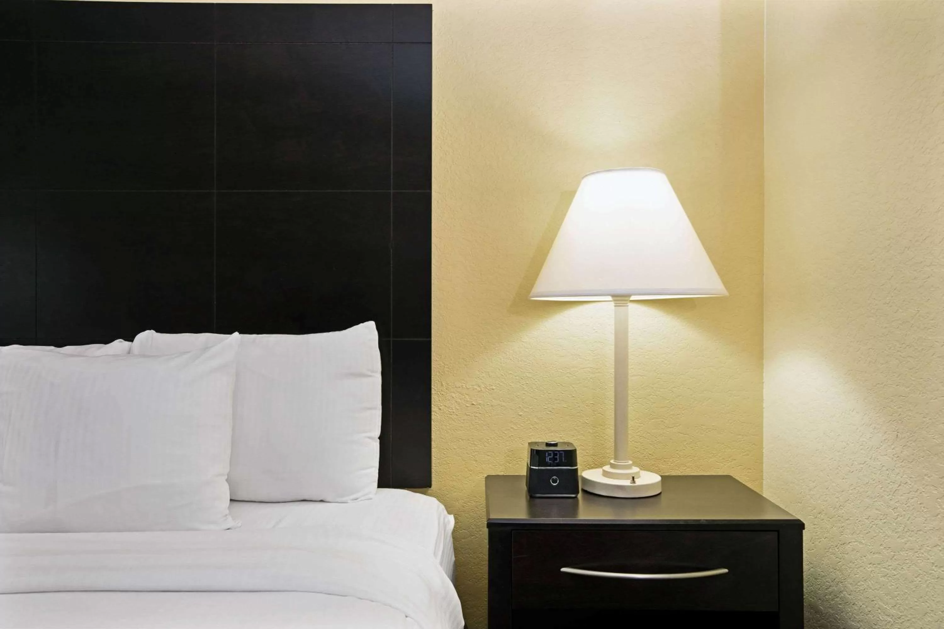 Photo of the whole room, Bed in La Quinta by Wyndham Salina