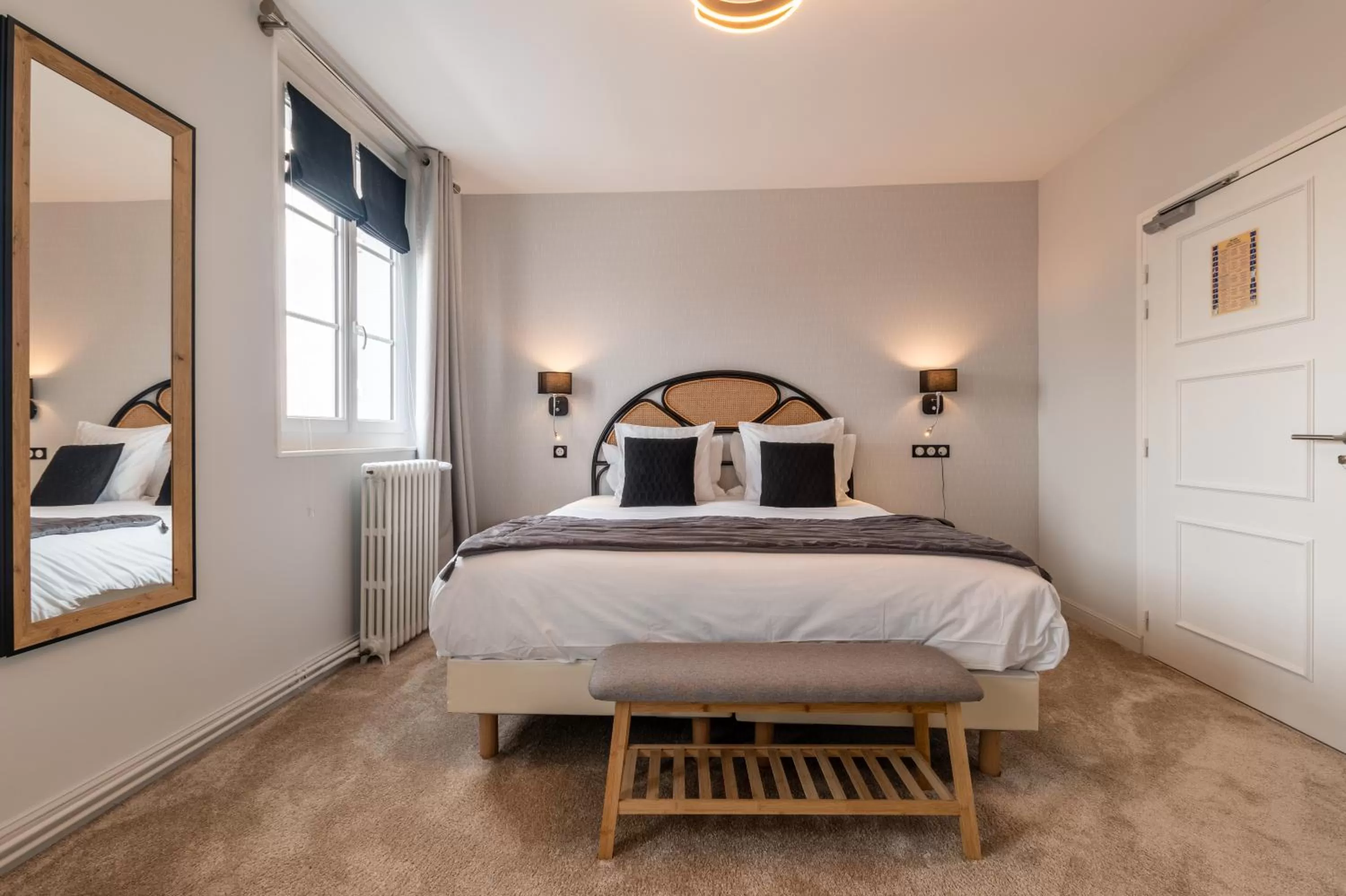 Shower, Bed in Hôtel Échappée en Baie - Parking privé gratuit