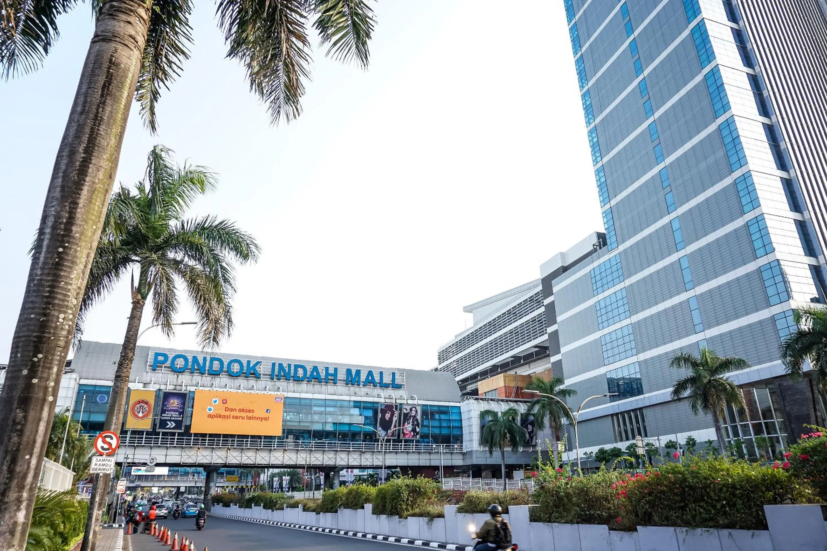 Shopping Area in Capital O 141 Fatmawati Cozy Residence