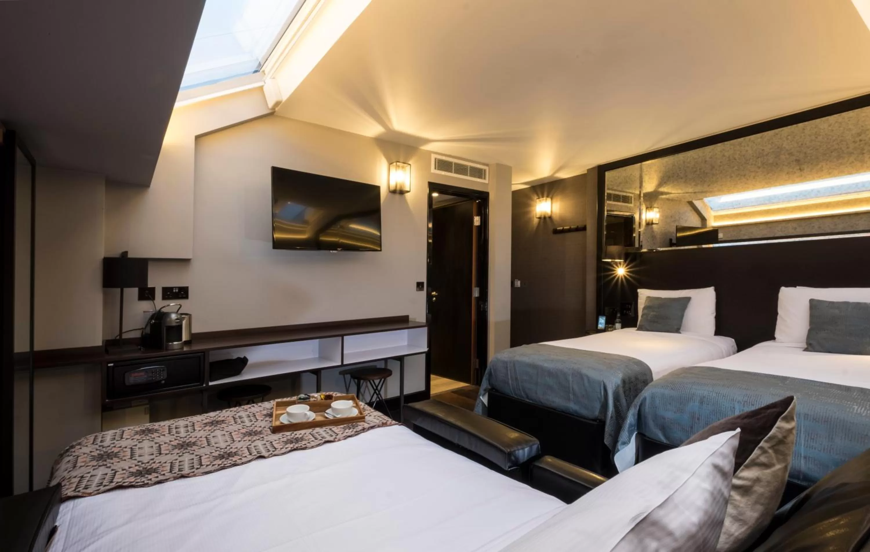 Photo of the whole room, Bed in Camden Enterprise Hotel