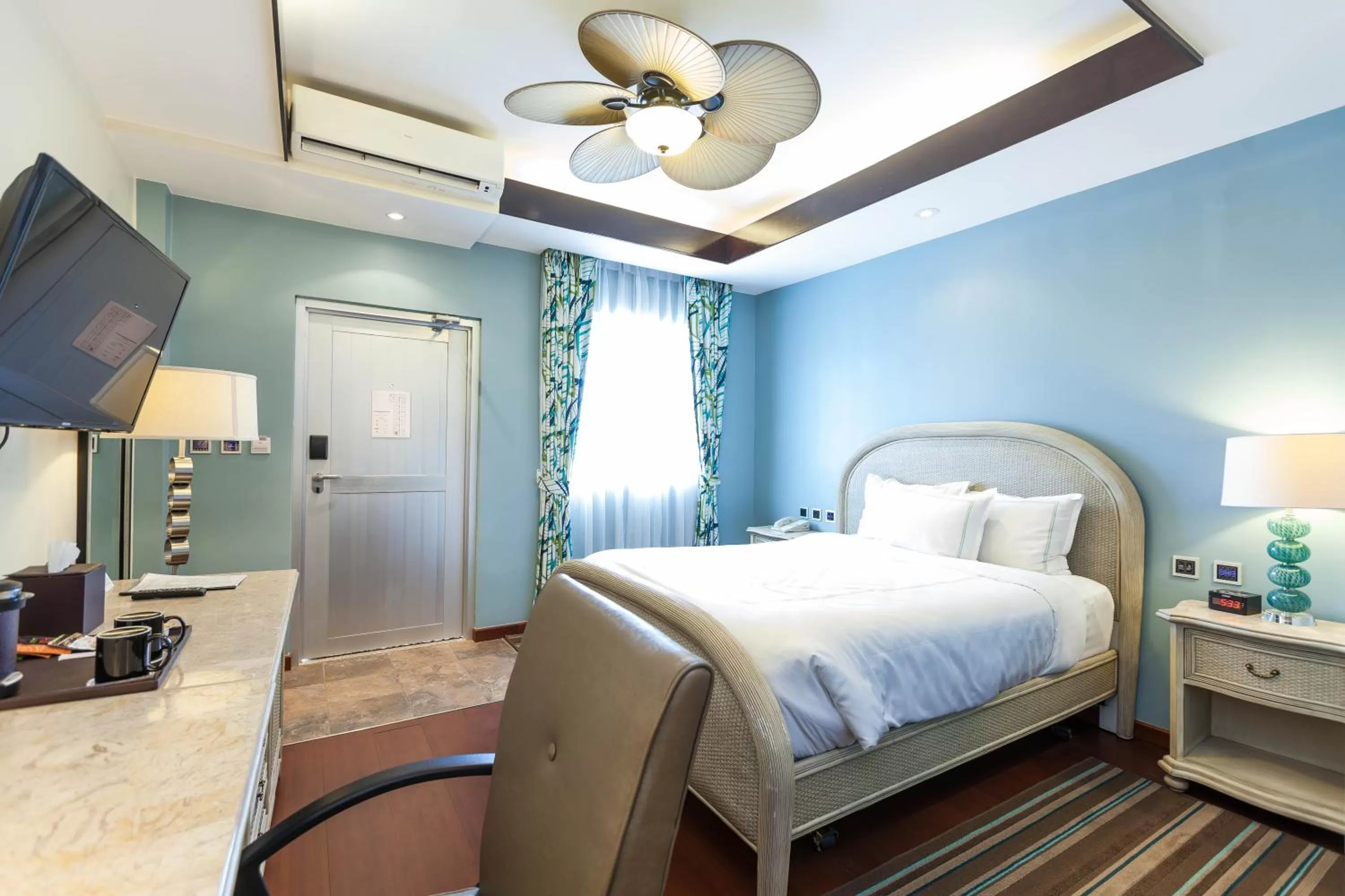 Surfrider Resort Hotel