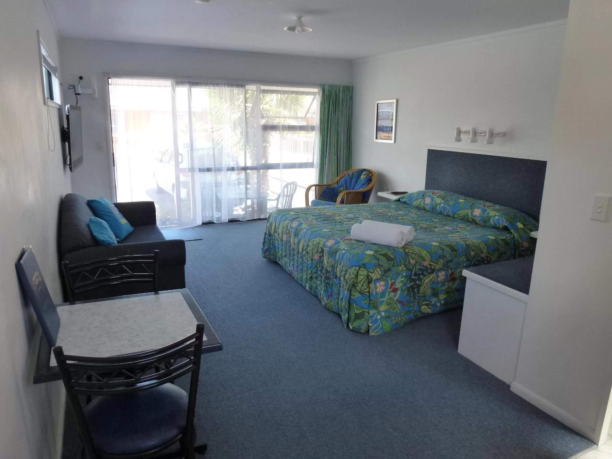 Photo of the whole room, Bed in Mana-Nui Motel