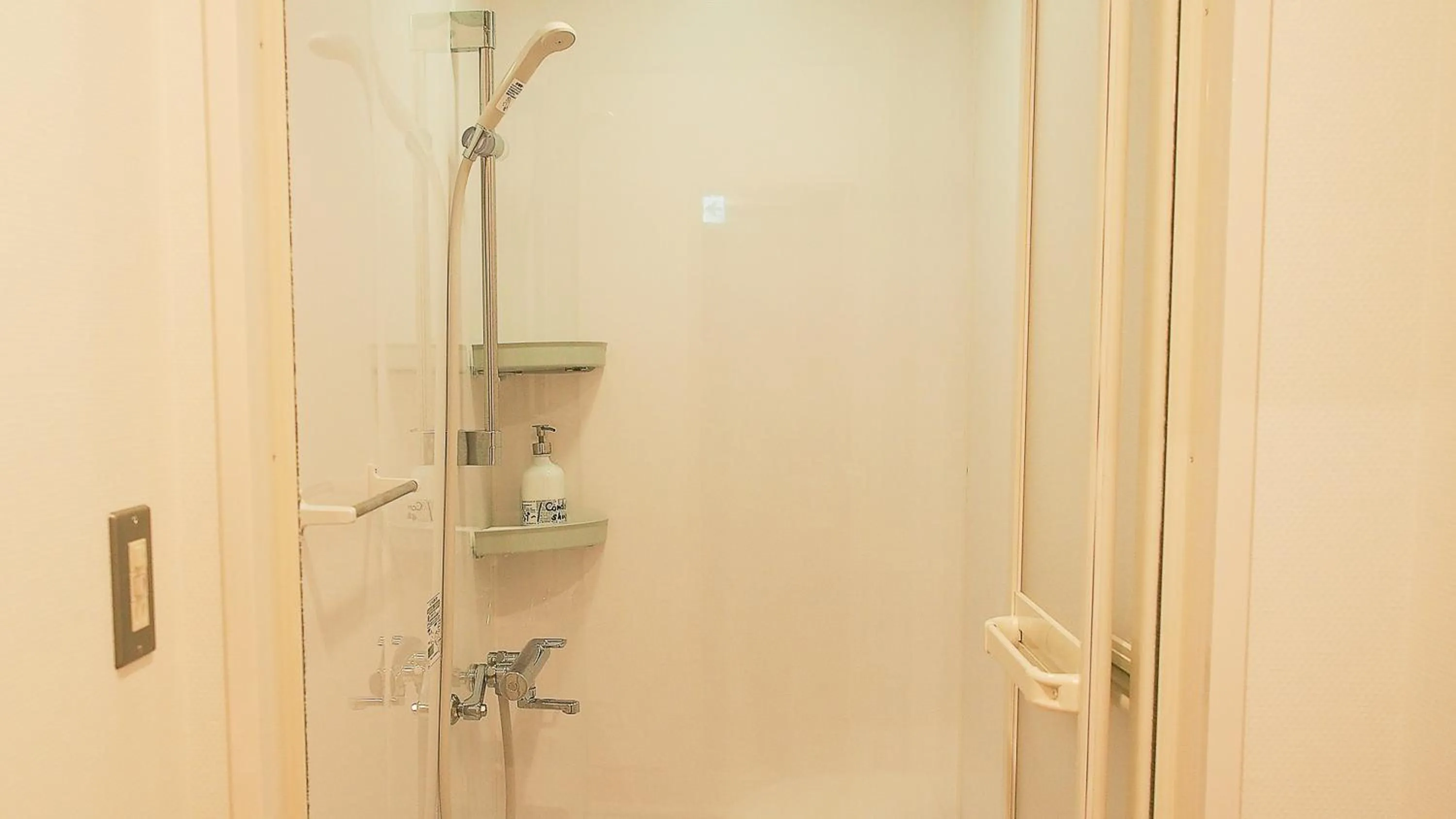 Shower in Kamagasaki University of the Arts Cafe Garden Guest House aka Cocoroom