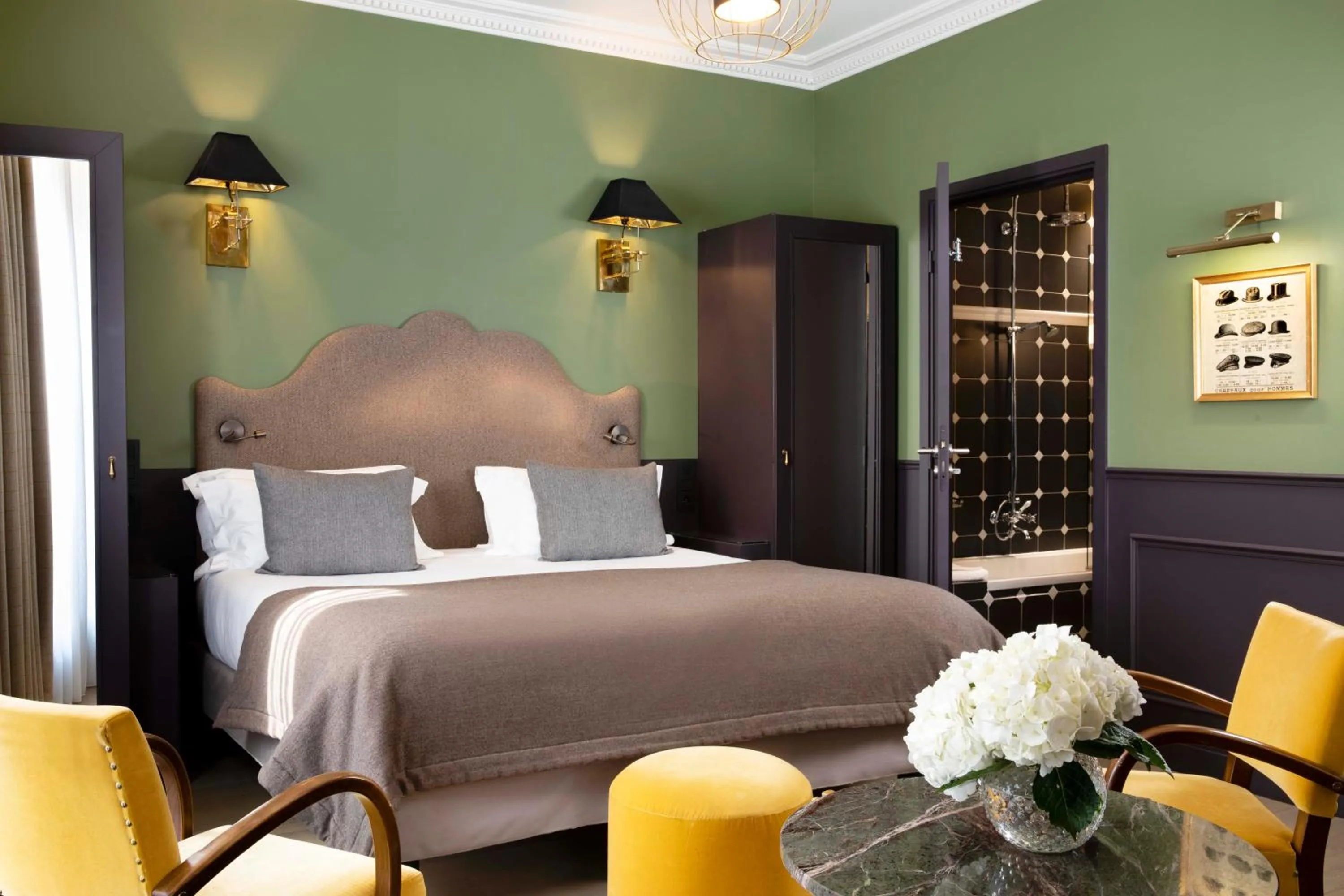 Photo of the whole room, Bed in Hotel Monsieur & Spa