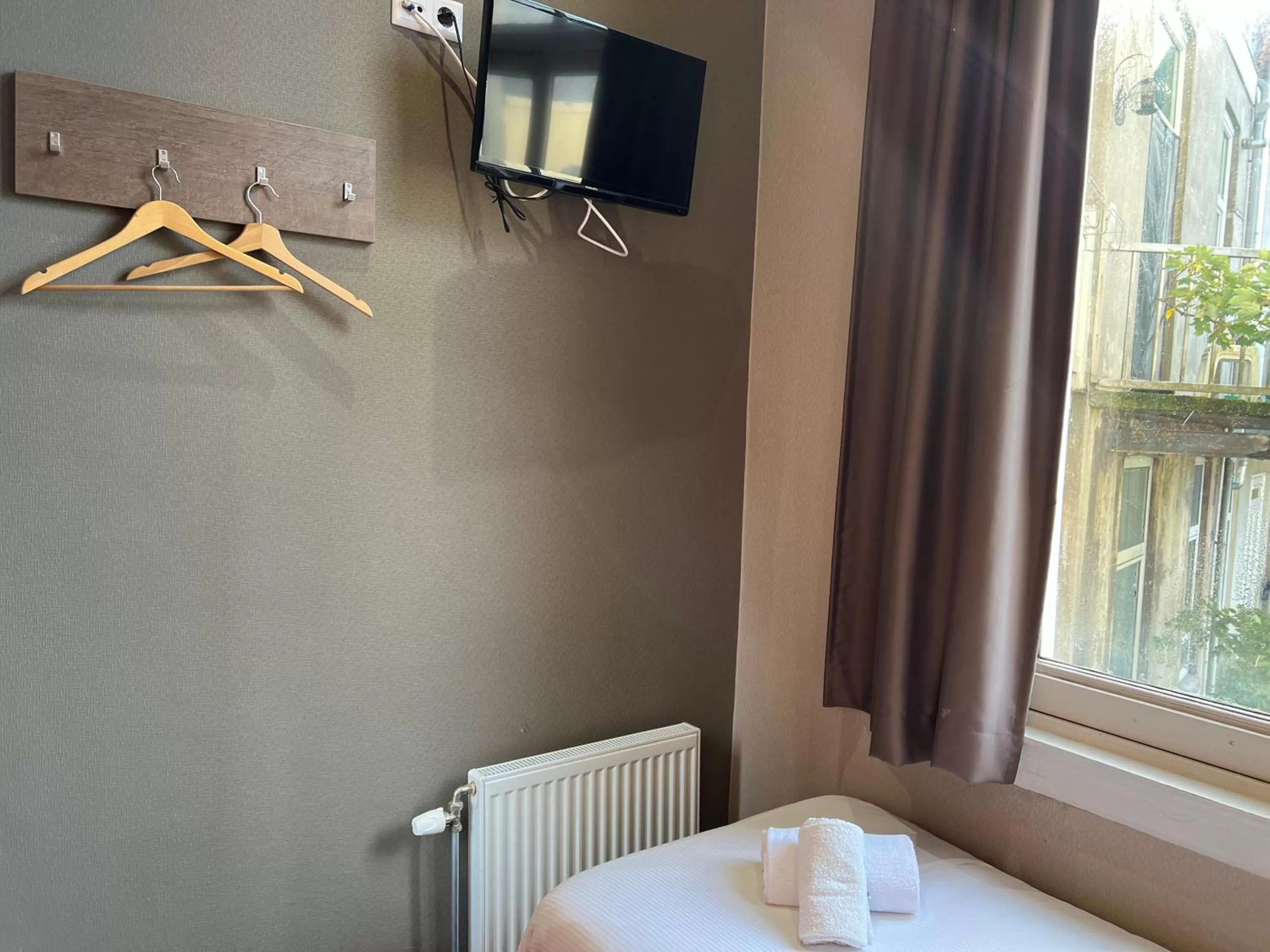 TV and multimedia, Bed in Blossoms City Hotel