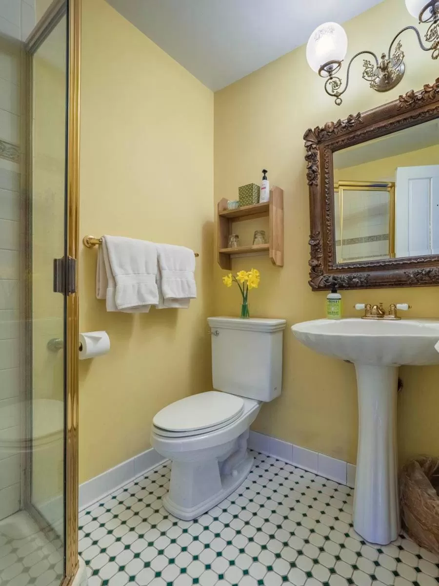 Bathroom in George Brooks House B&B