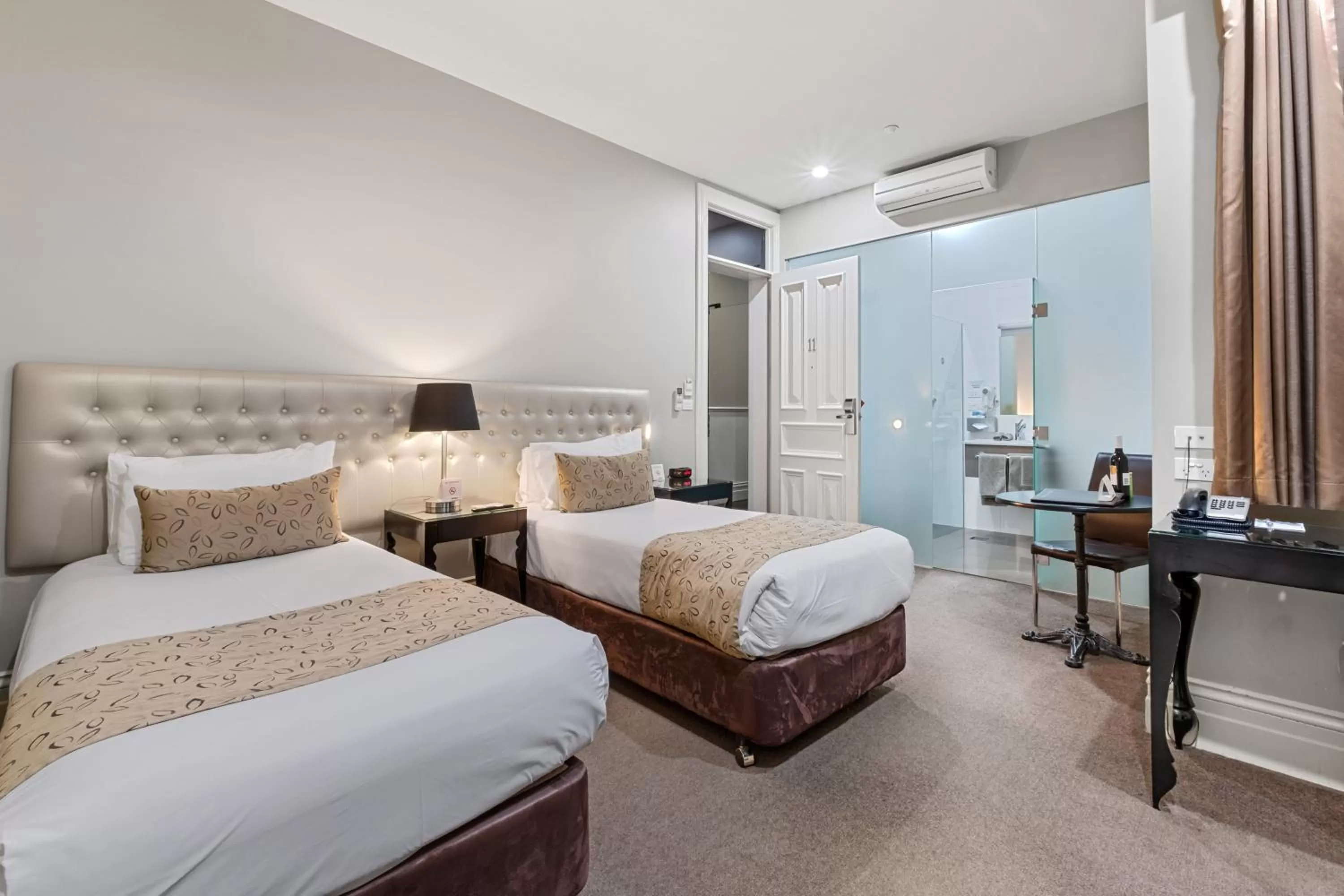 Photo of the whole room, Bed in Quality Inn The George Hotel Ballarat