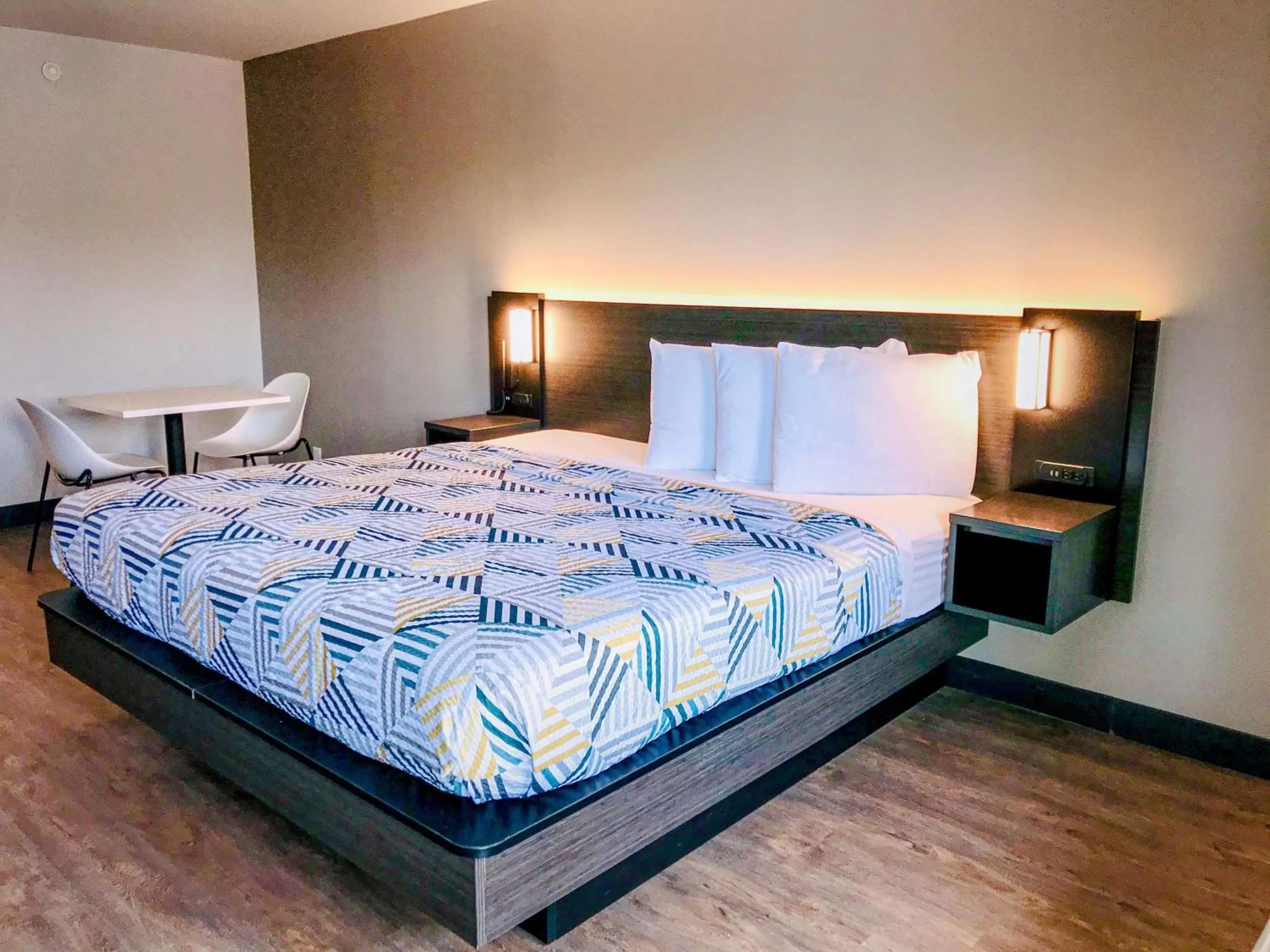 Photo of the whole room, Bed in Studio 6 Dublin, Ga