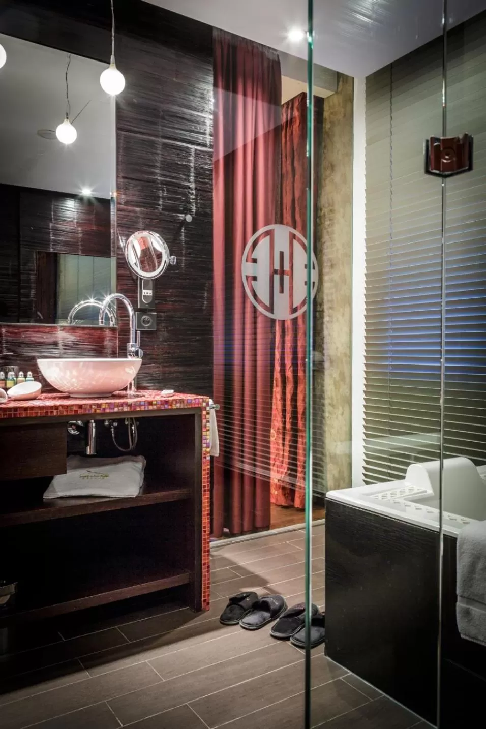 Bathroom, Bed in Buddha-Bar Hotel Prague