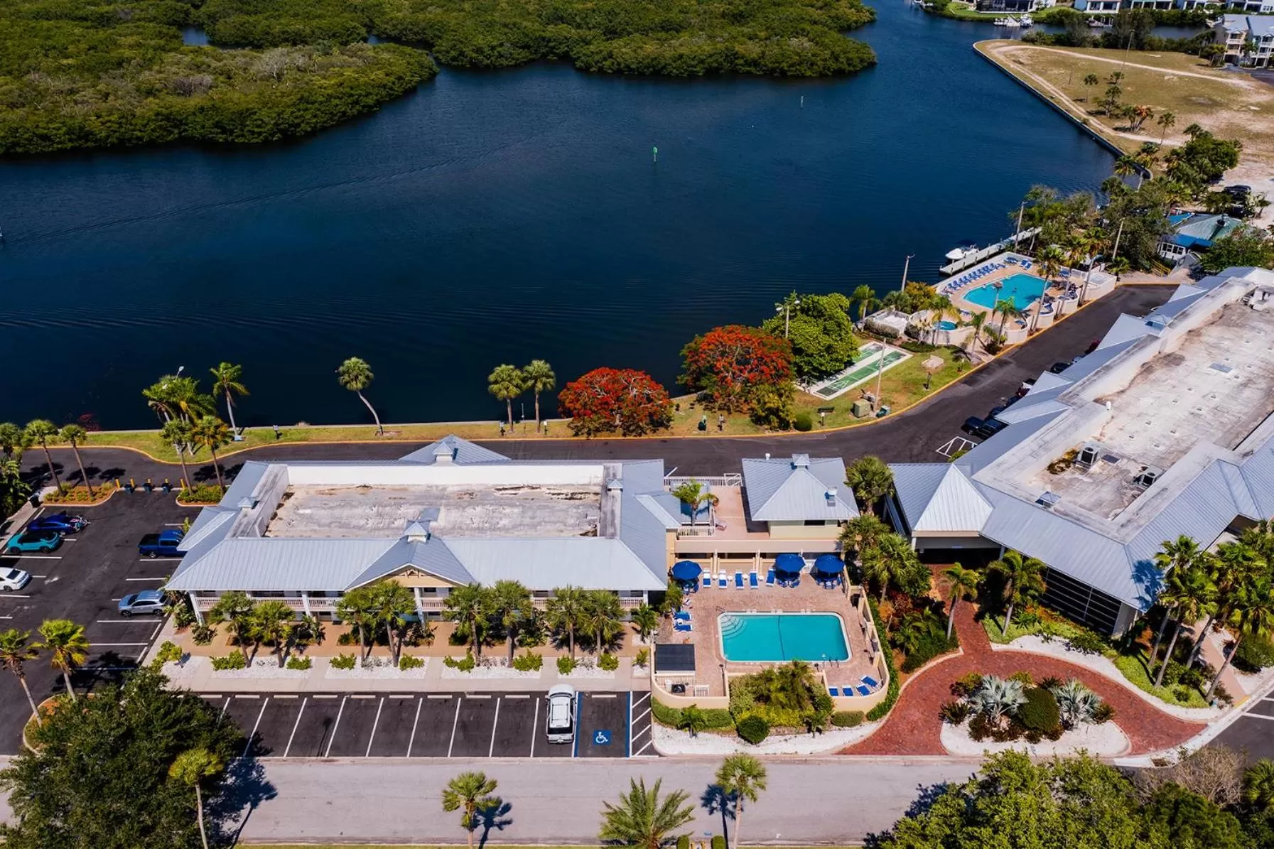 Property building in TAMPA BAY, BEACH step away, WIFI, FREE PARKING,POOLS, JACUZZI