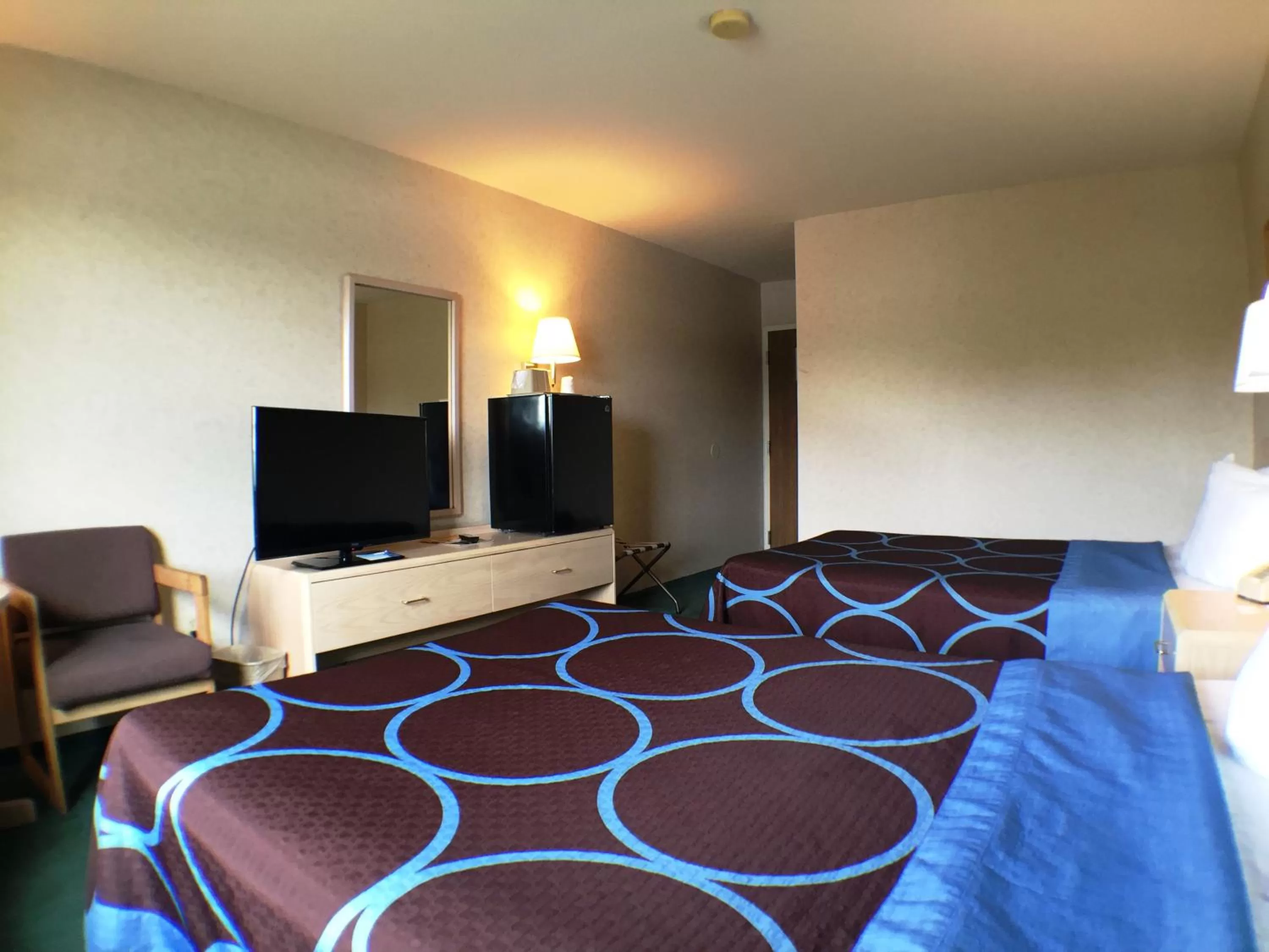 Photo of the whole room, Bed in Super 8 by Wyndham Canandaigua