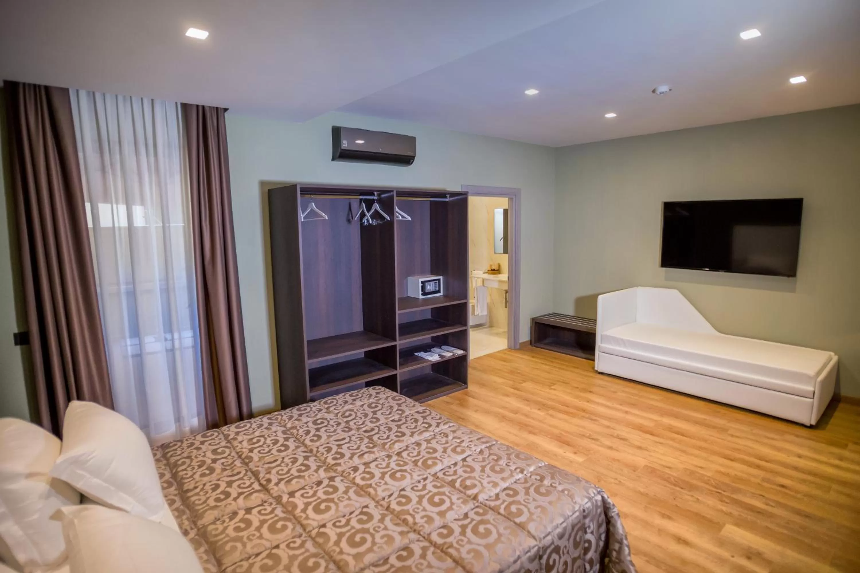 Photo of the whole room, Bed in Hotel Europa Art Caserta