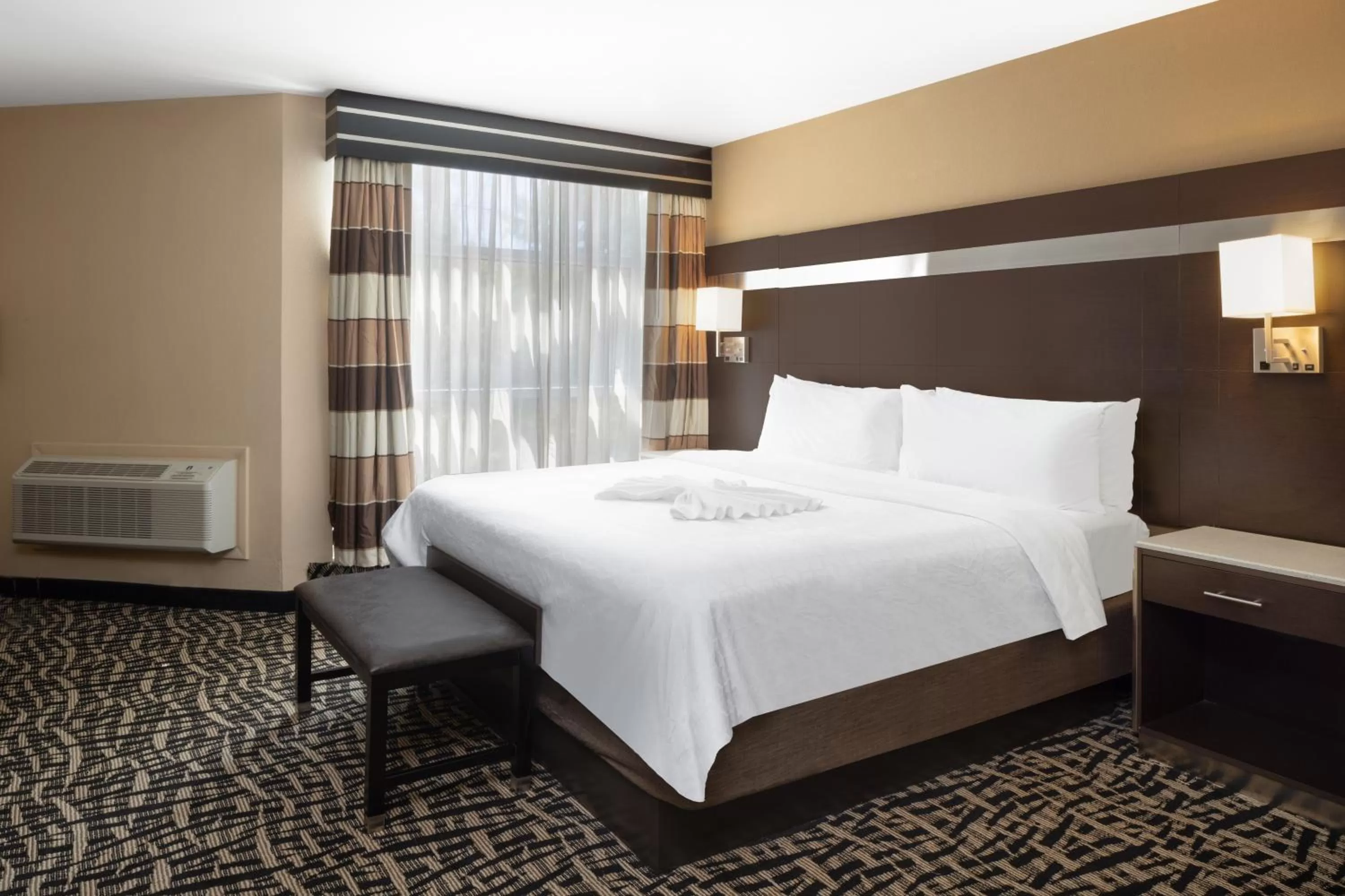 Bed in Holiday Inn Poughkeepsie by IHG