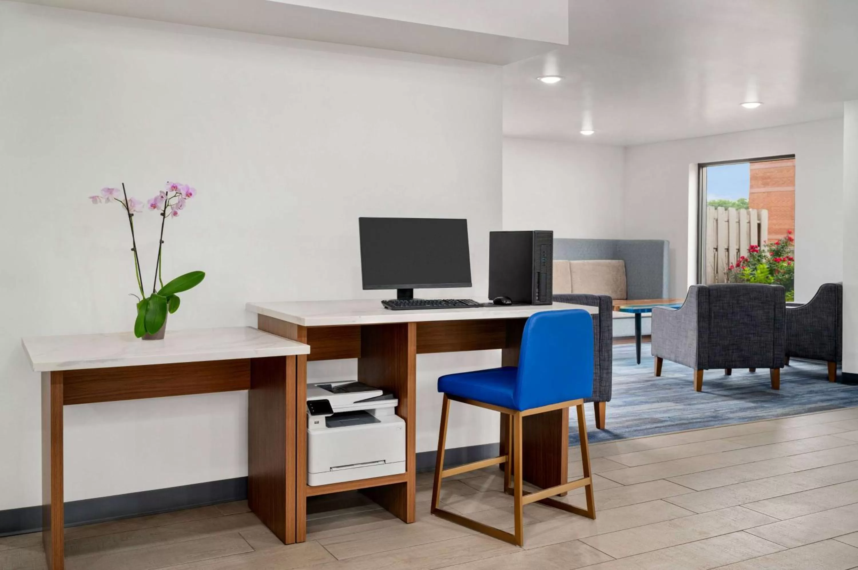 Business facilities in La Quinta Inn by Wyndham Columbus Airport Area