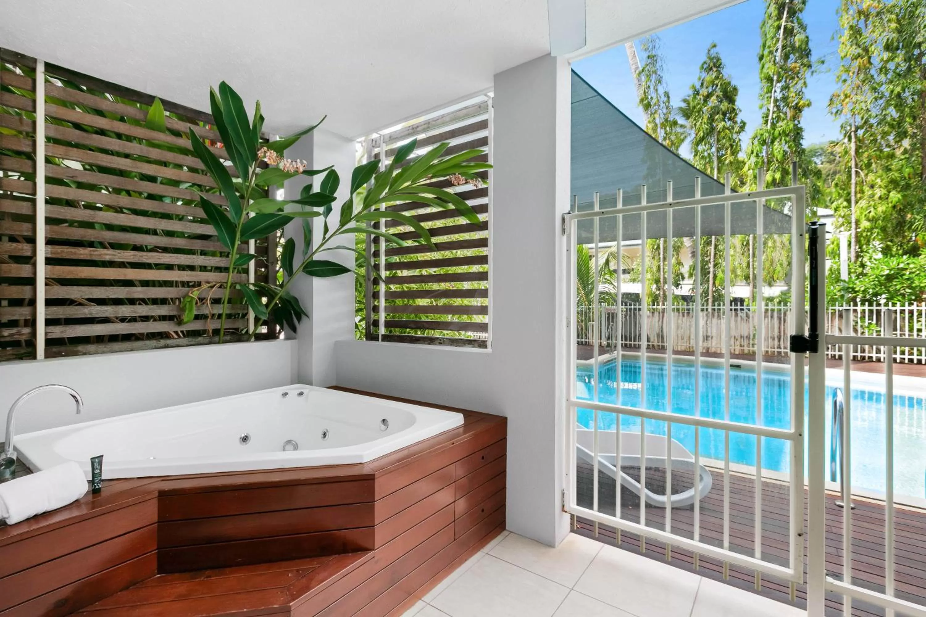 Hot Tub in Mantra Aqueous on Port