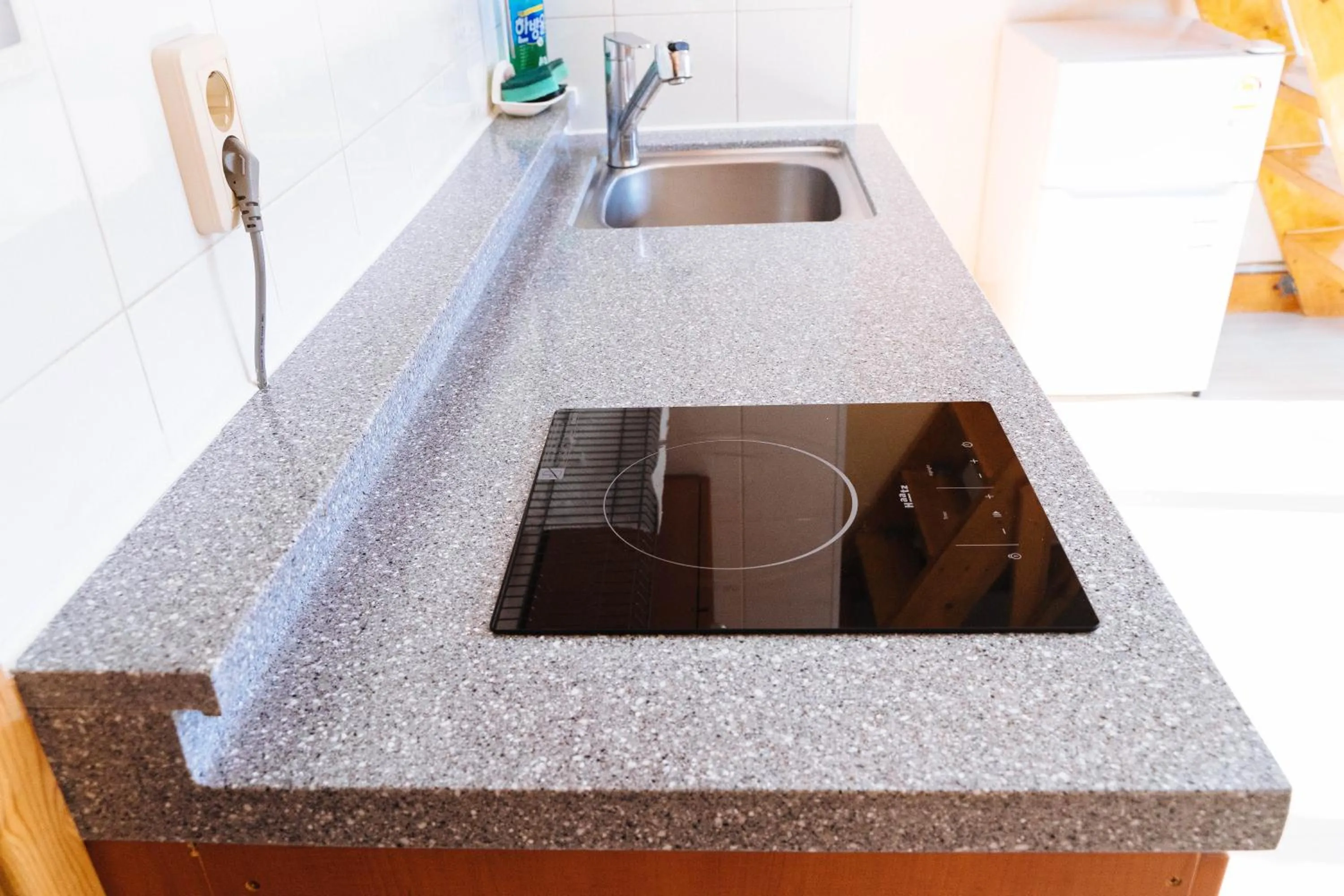 Kitchen or kitchenette in White Cabin