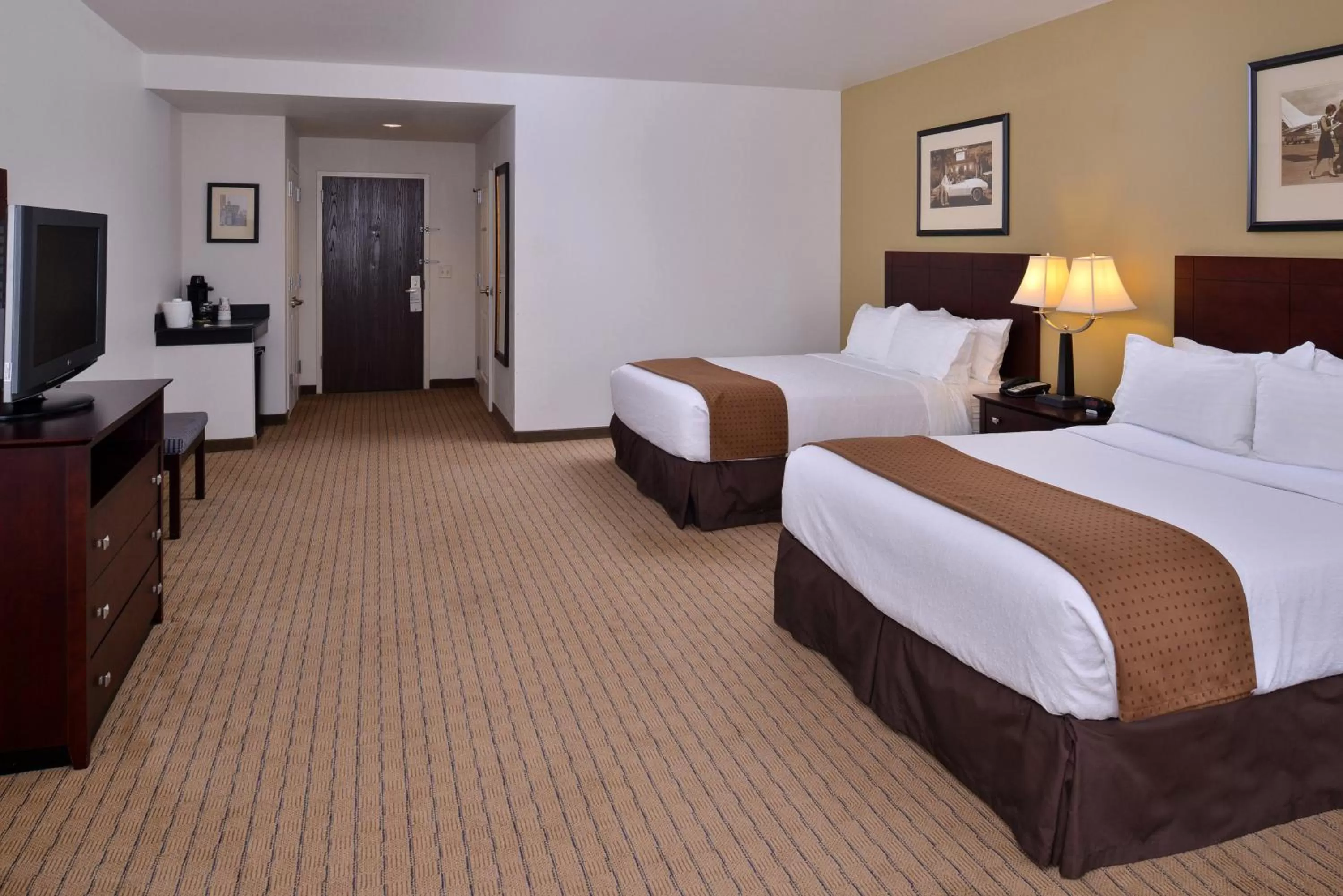 Photo of the whole room, Bed in Holiday Inn Madison at The American Center by IHG