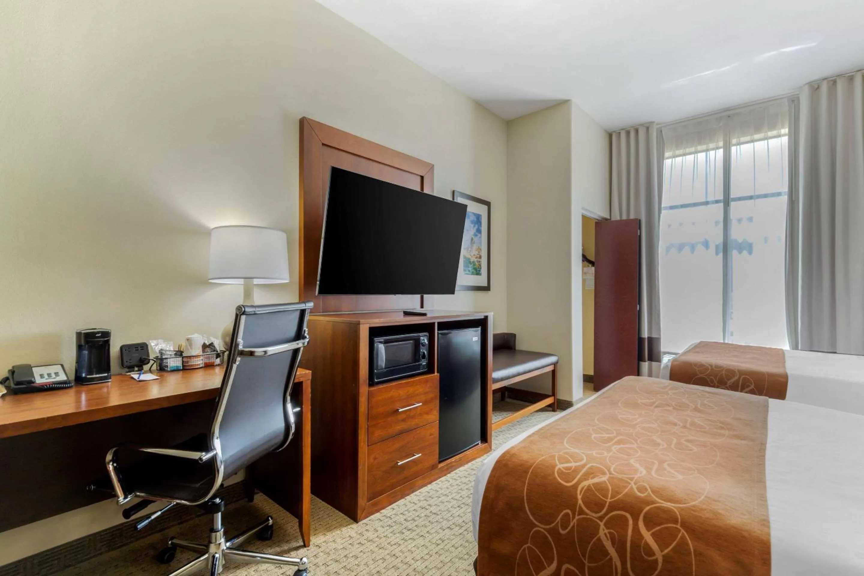 Bedroom, Bed in Comfort Suites Pflugerville - Austin North