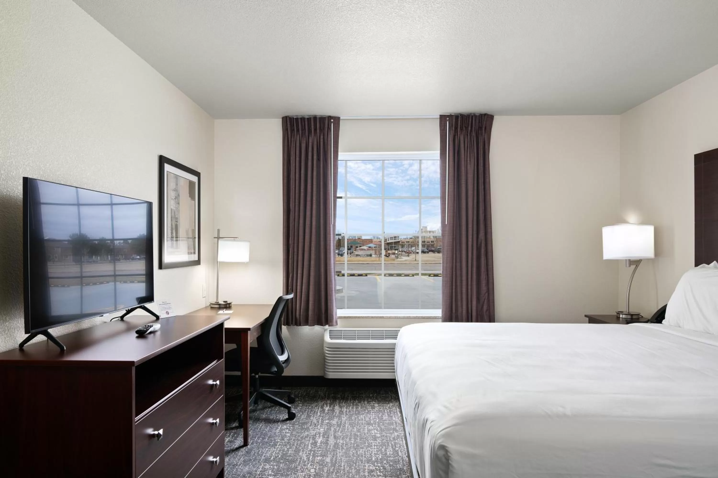 Bed in Cobblestone Inn & Suites - Yuma