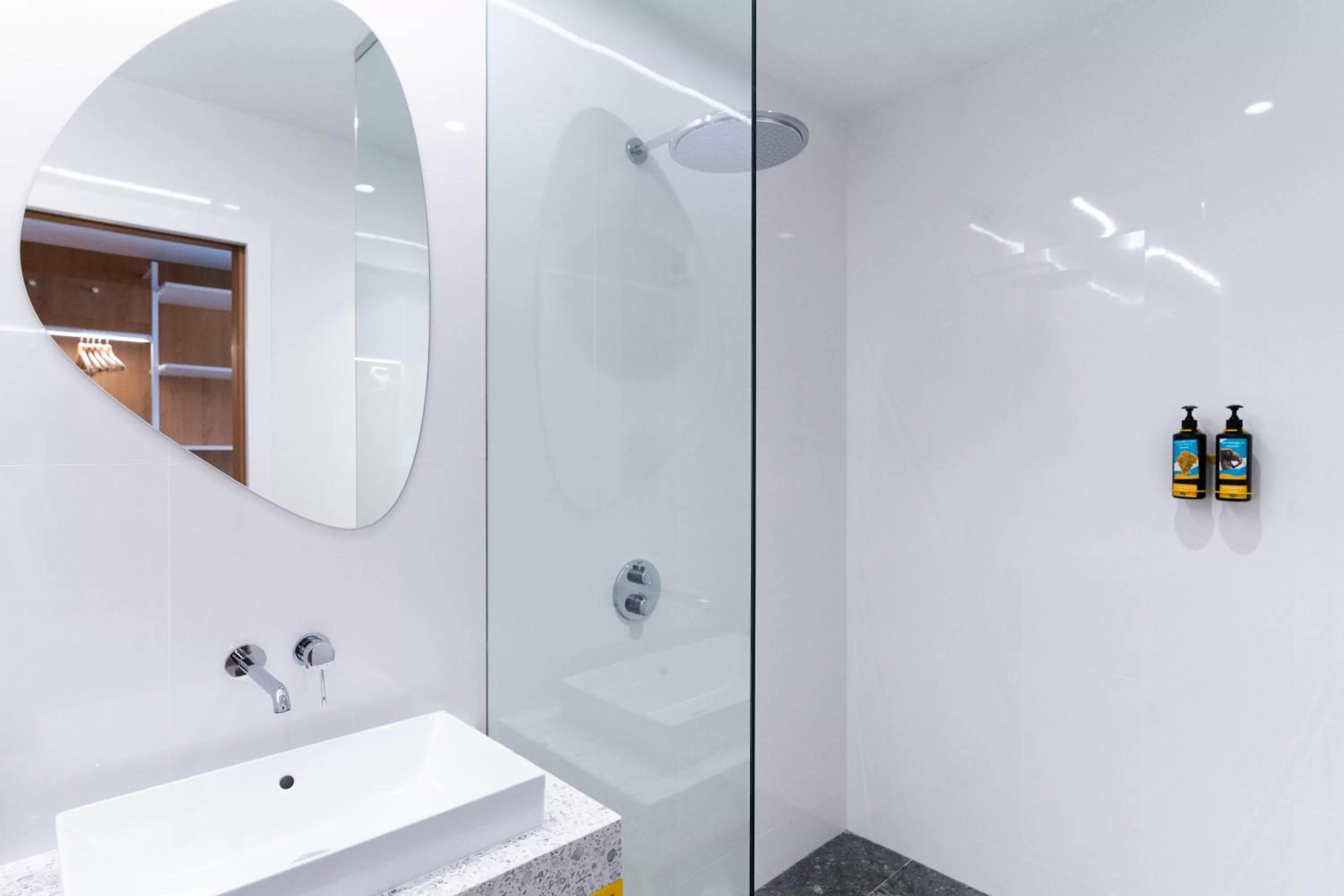 Shower in Hotel Kitchen59