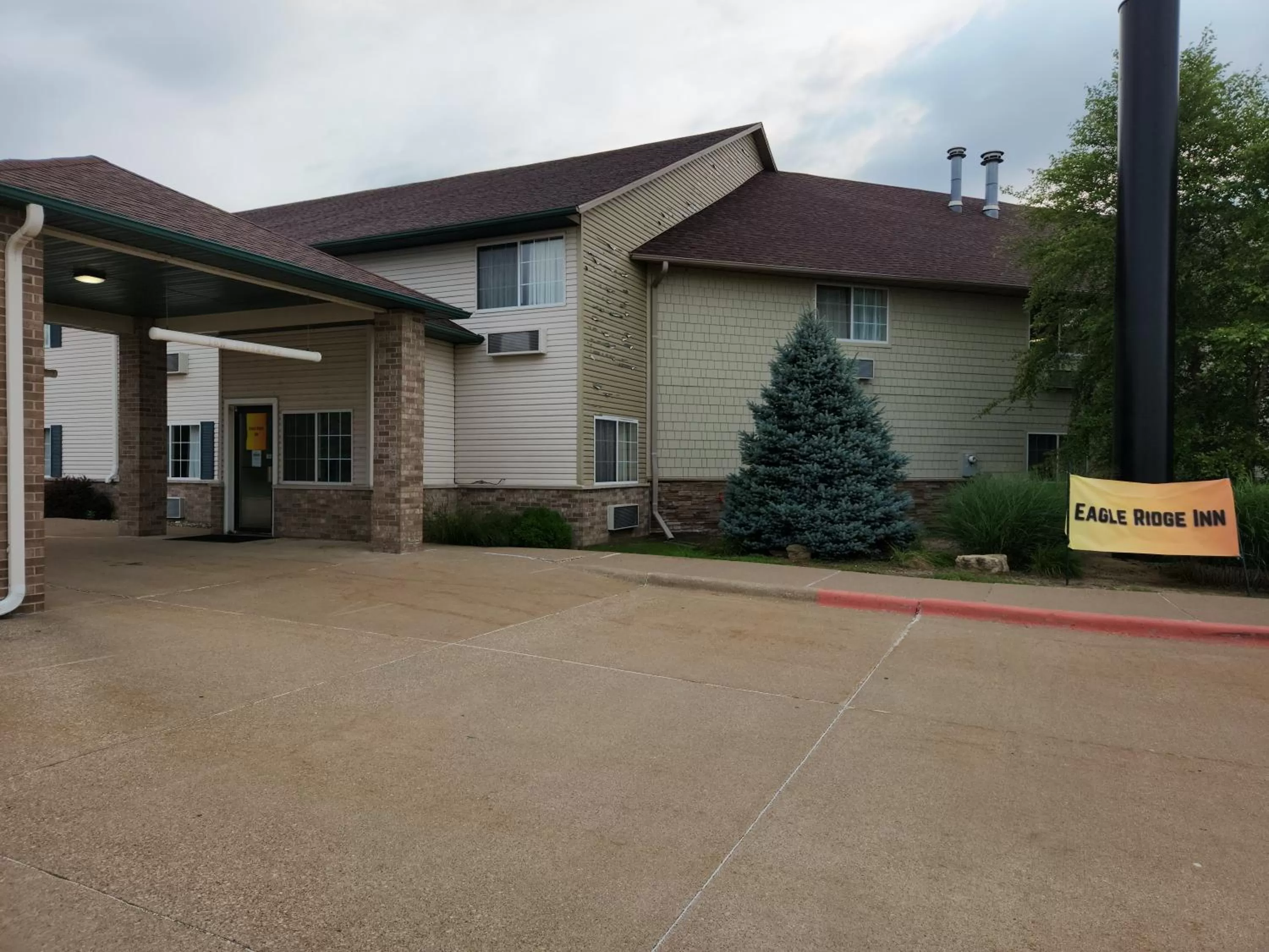 Property building in Eagle Ridge Inn