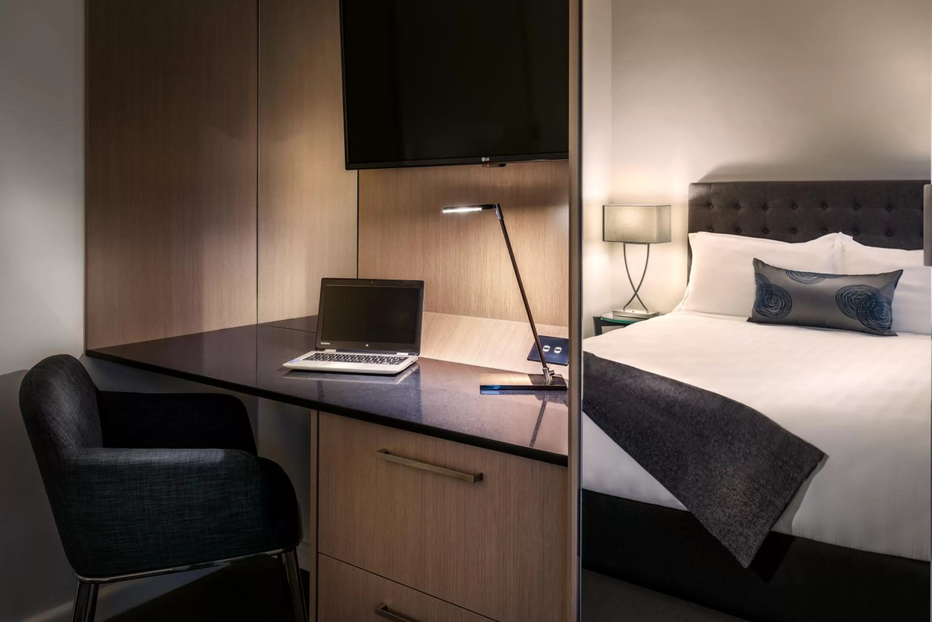 Bed in Crest on Park