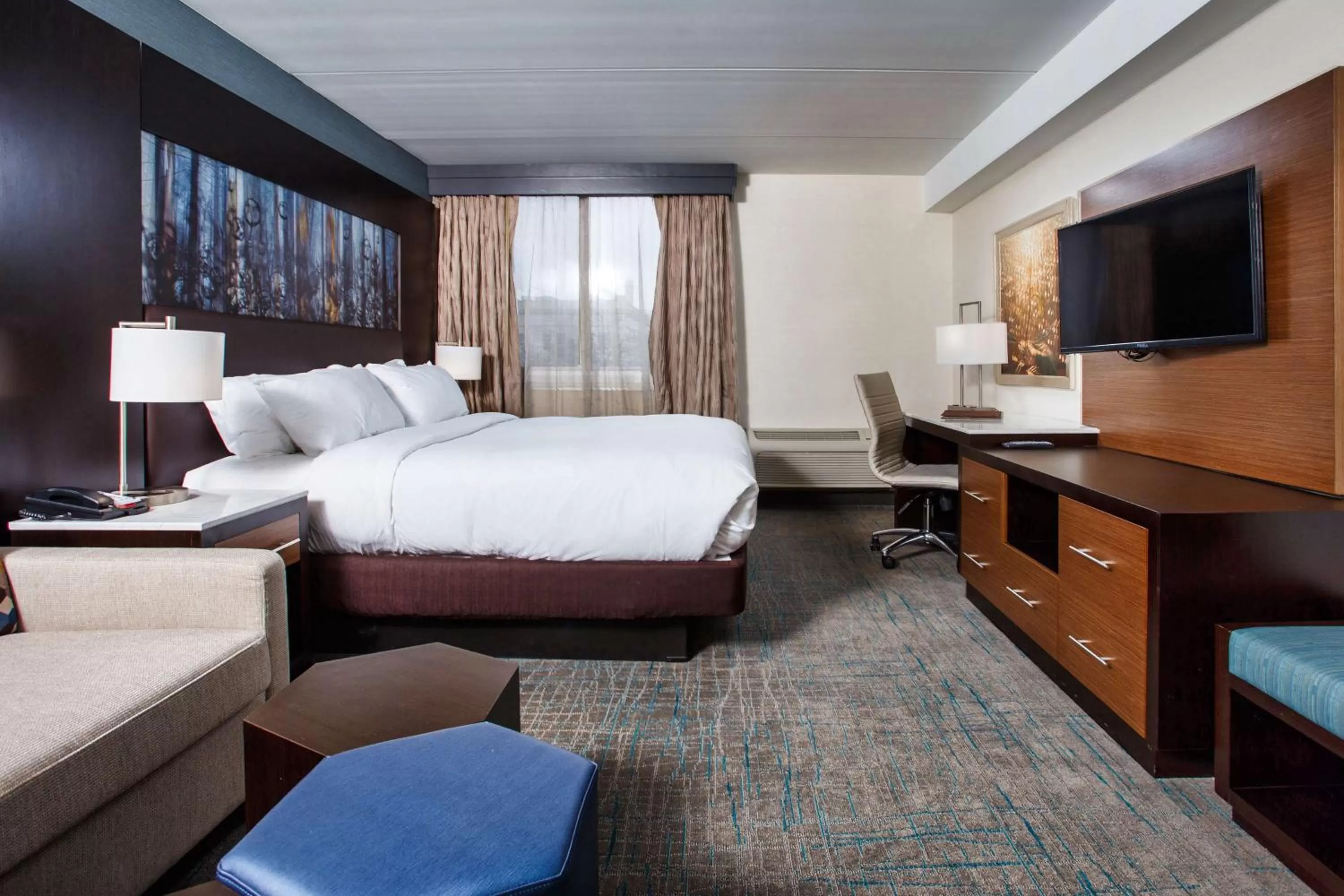 Living room, Bed in DoubleTree by Hilton Neenah