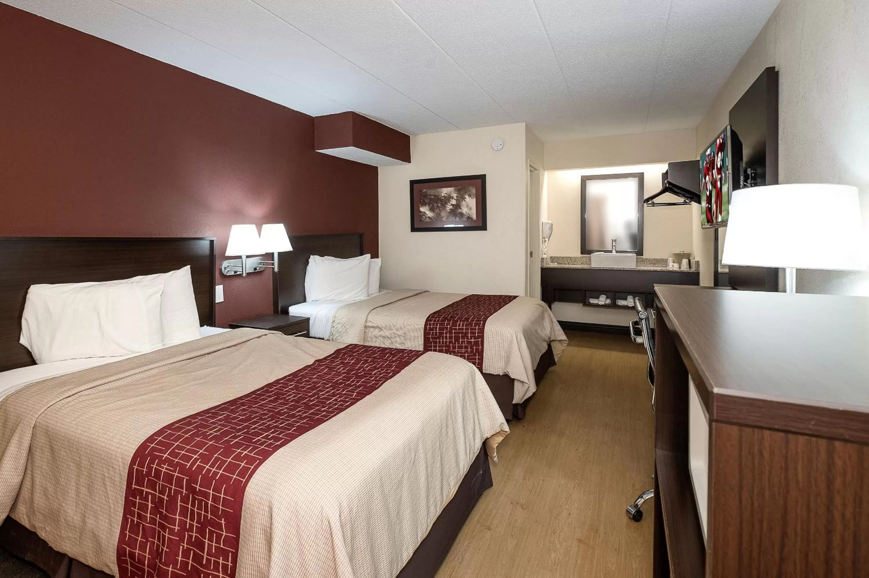Photo of the whole room, Bed in Red Roof Inn Toledo - Maumee