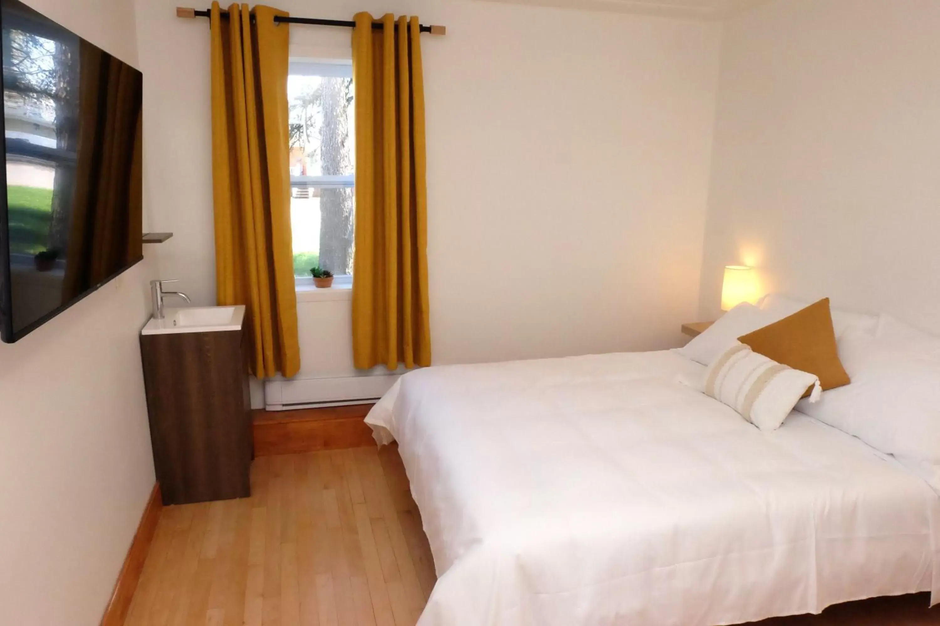 Queen Room with Shared Bathroom in Auberge Mélilot Queen Room with Shared Bathroom in Auberge Mélilot