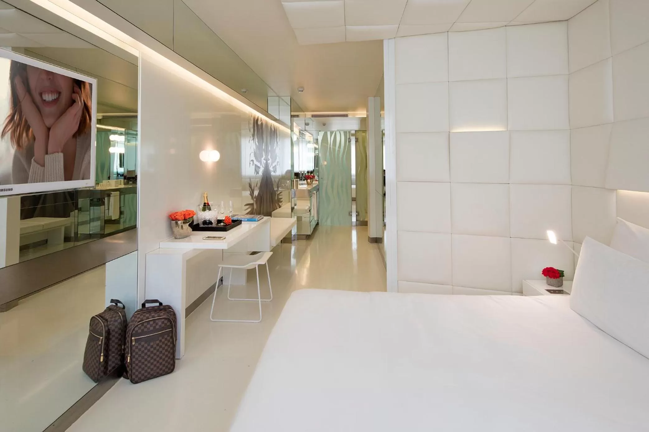 Bed in The Mirror Barcelona - Adults Only